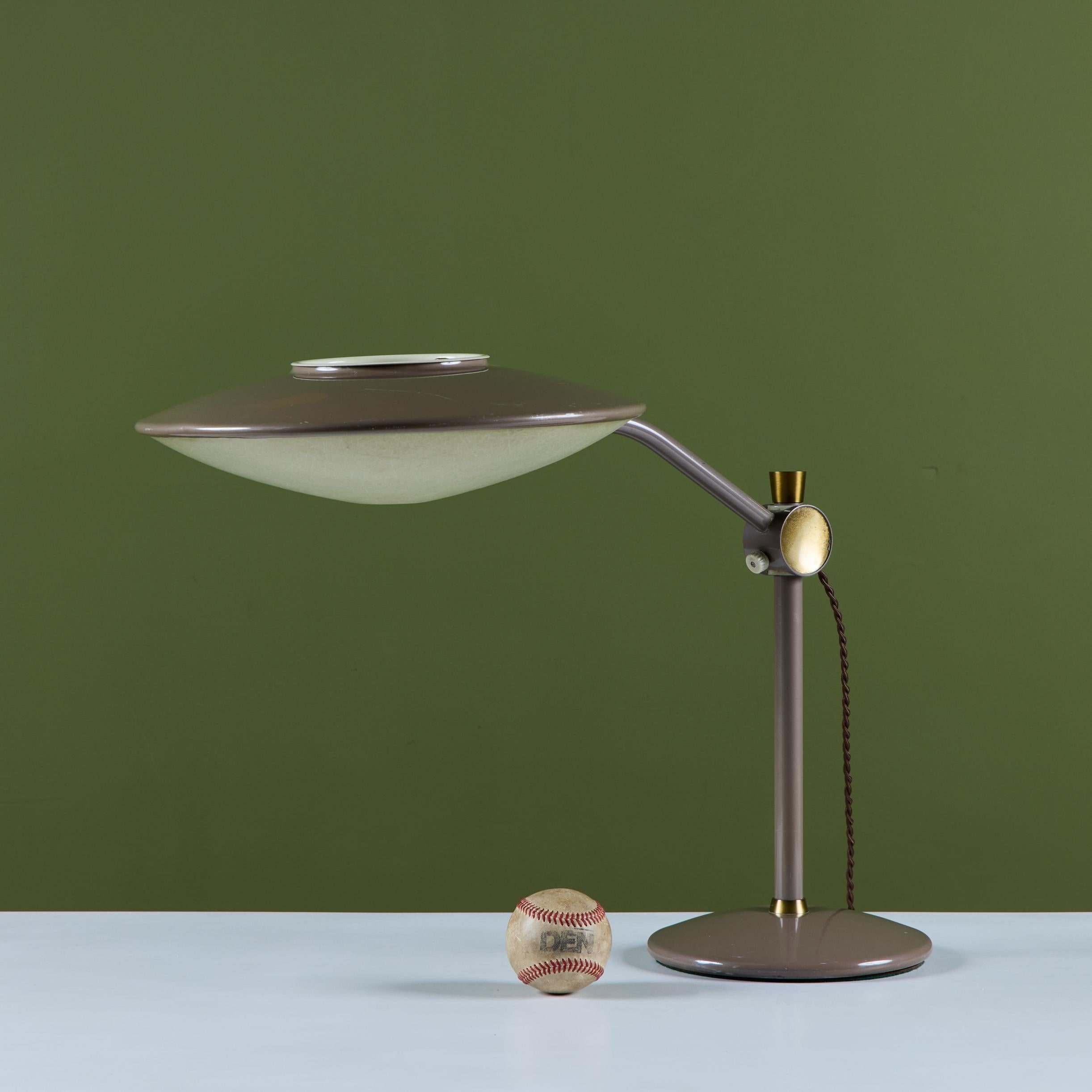 Dazor Taupe Emaille-Schreibtischlampe mit Messing-Akzenten (Moderne der Mitte des Jahrhunderts) im Angebot