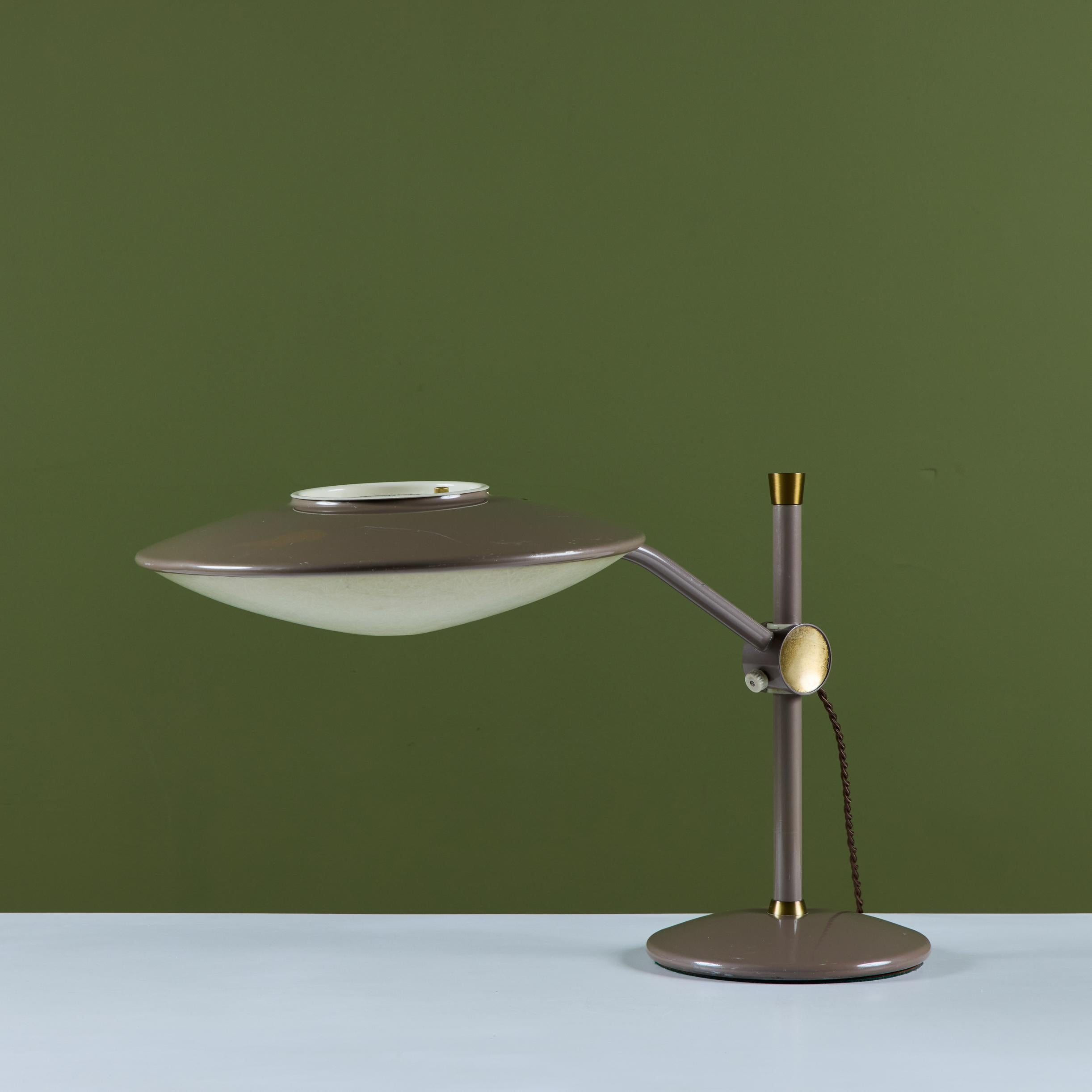 Dazor Taupe Emaille-Schreibtischlampe mit Messing-Akzenten (amerikanisch) im Angebot
