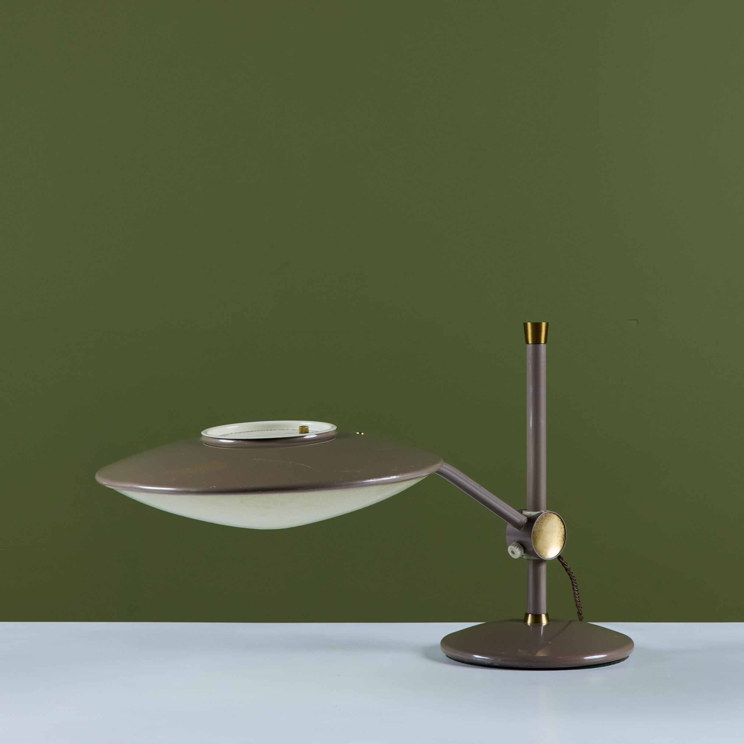 Dazor Taupe Emaille-Schreibtischlampe mit Messing-Akzenten (Emailliert) im Angebot
