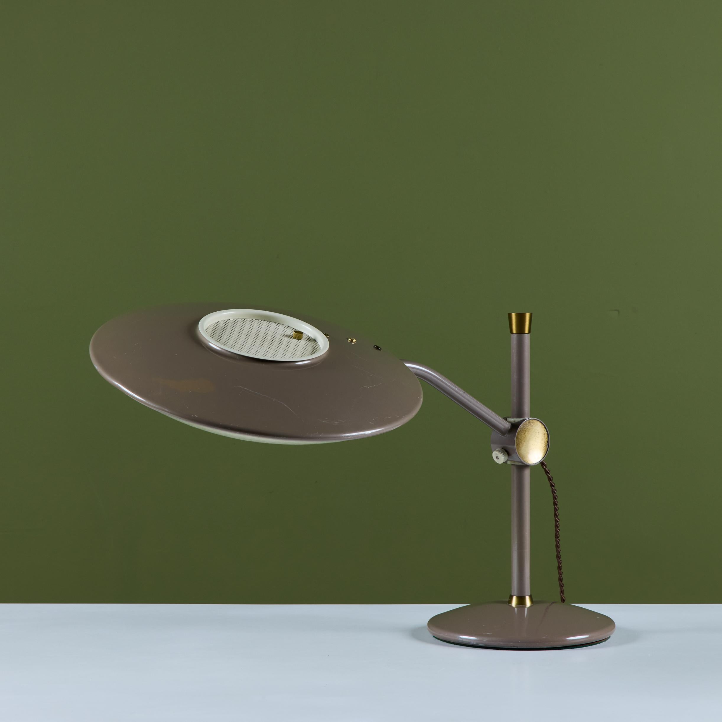 Dazor Taupe Emaille-Schreibtischlampe mit Messing-Akzenten im Zustand „Gut“ im Angebot in Los Angeles, CA