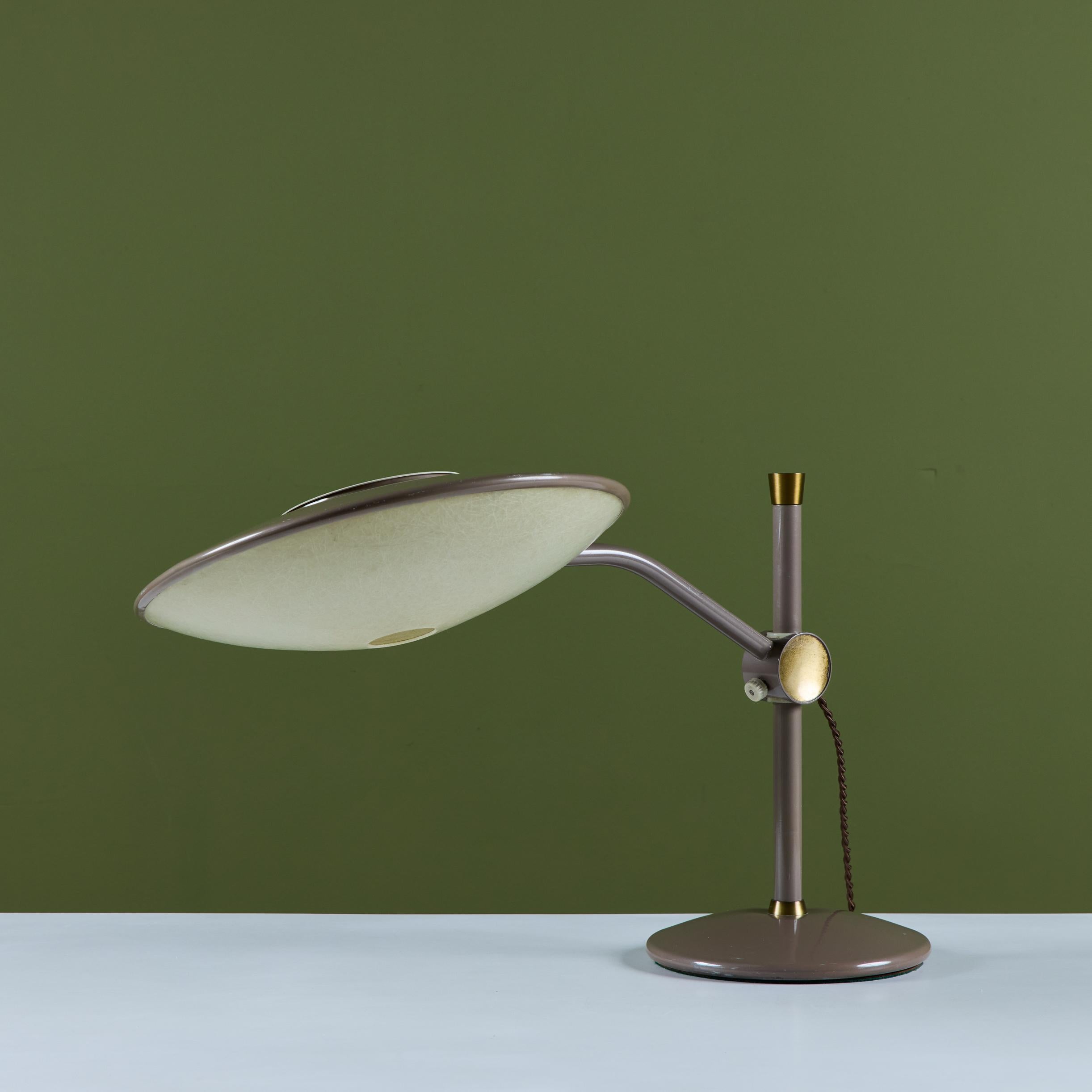 Dazor Taupe Emaille-Schreibtischlampe mit Messing-Akzenten (Mitte des 20. Jahrhunderts) im Angebot
