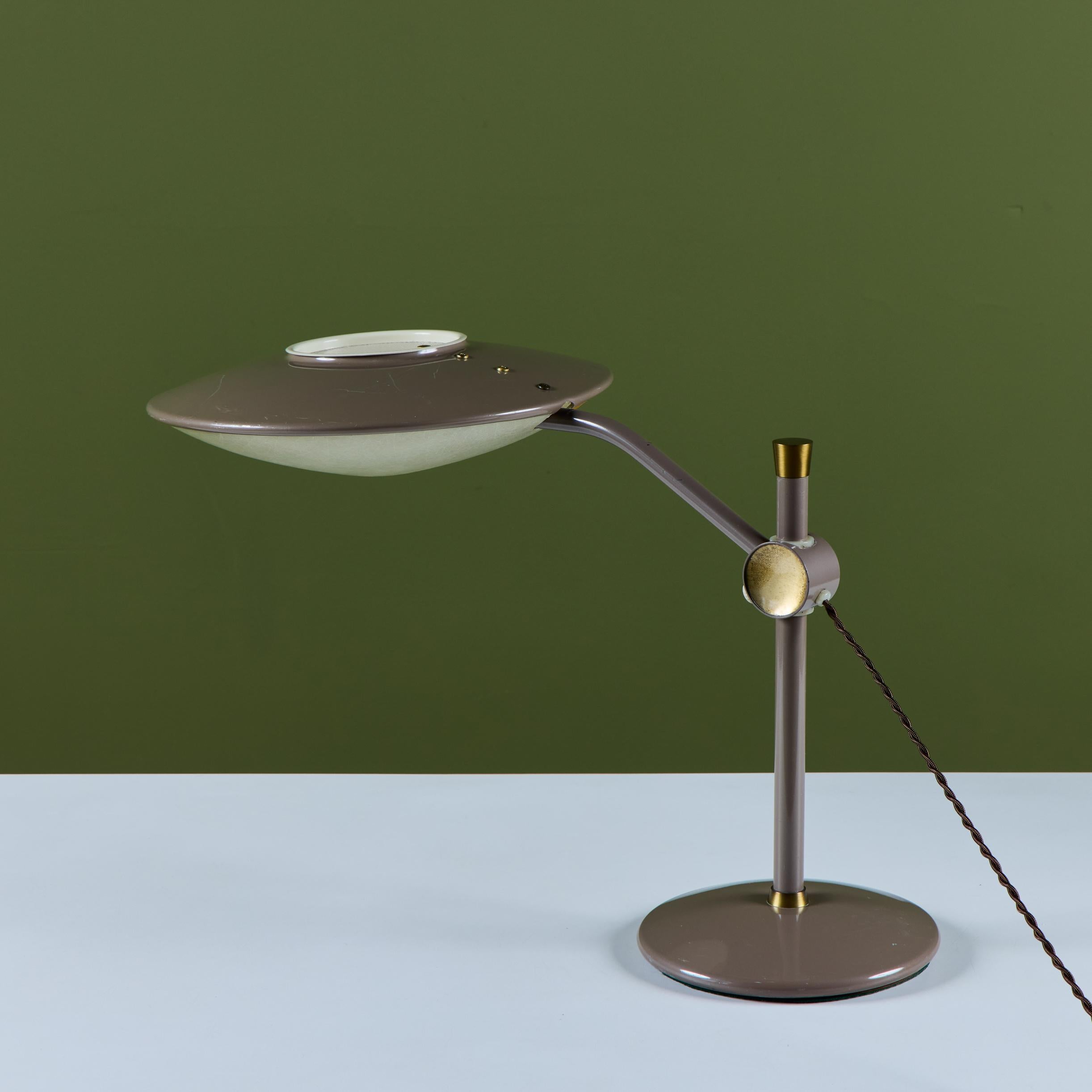Dazor Taupe Emaille-Schreibtischlampe mit Messing-Akzenten im Angebot 1
