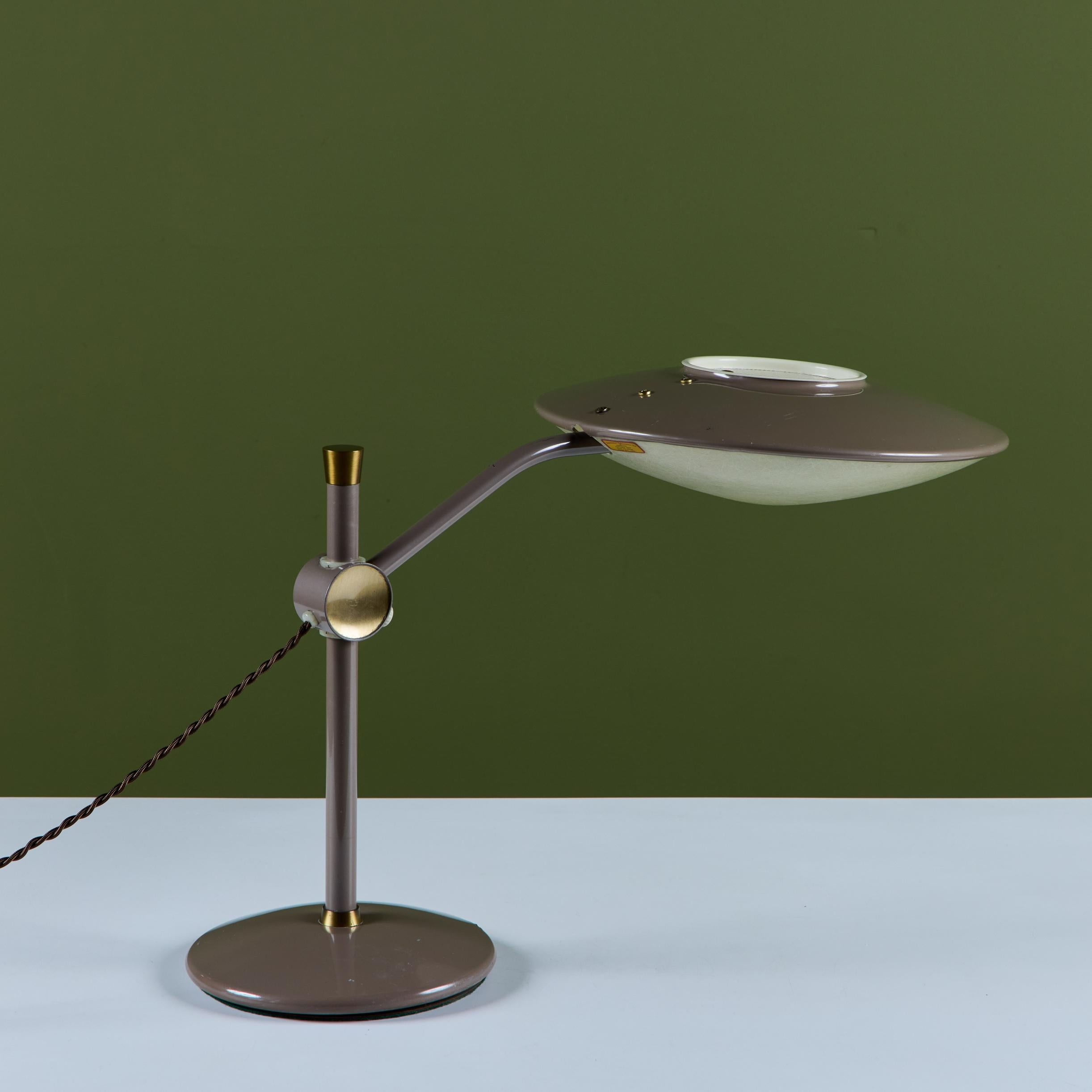 Dazor Taupe Emaille-Schreibtischlampe mit Messing-Akzenten im Angebot 2