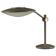 Dazor Taupe Emaille-Schreibtischlampe mit Messing-Akzenten