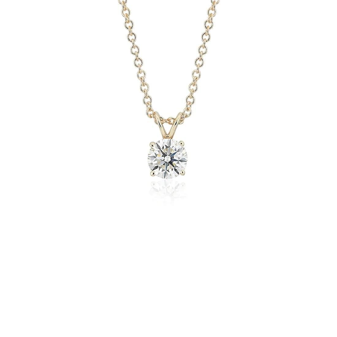 Élevez votre élégance avec le collier pendentif en or jaune 14 carats à diamants ronds, un mélange parfait de luxe et de beauté intemporelle. Avec 0,50 carats de diamants naturels de taille ronde, ce collier brille de tous ses feux. Disponible en or
