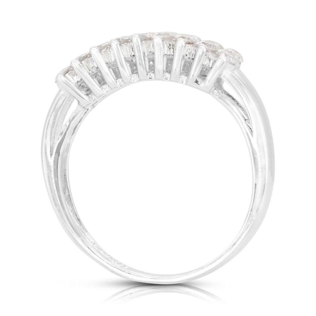 Abbagliante anello con diamante a fascia larga da 0,18 carati in oro bianco 18 carati in vendita 1