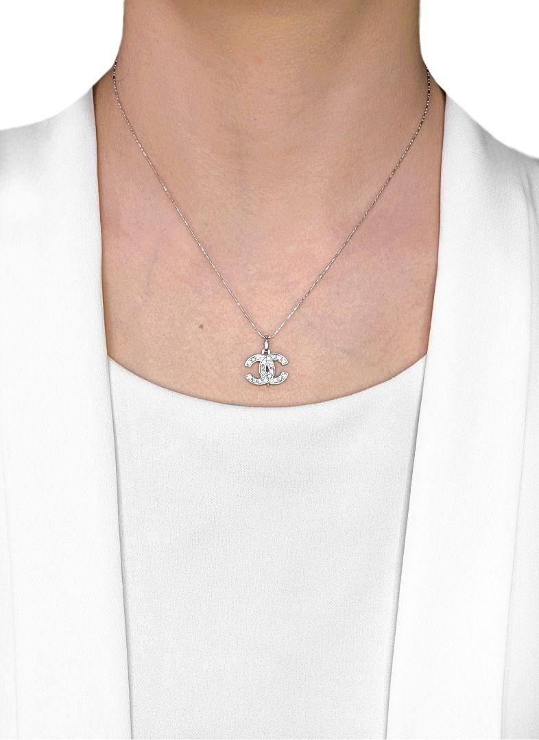 Ornez votre décolleté de l'éclat captivant de ce pendentif, méticuleusement réalisé en or blanc 18 carats rayonnant. Vingt éblouissants diamants ronds naturels de taille brillant, totalisant 0,21 carat, sont disposés avec art pour créer un étalage