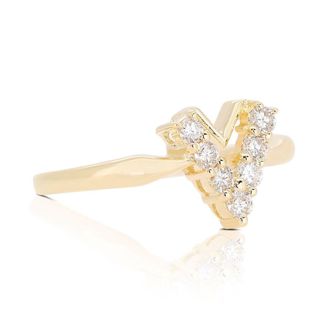 Round Cut Dazzling 0.21ct V-shaped Diamond Ring set in 18K Yellow Gold For Sale