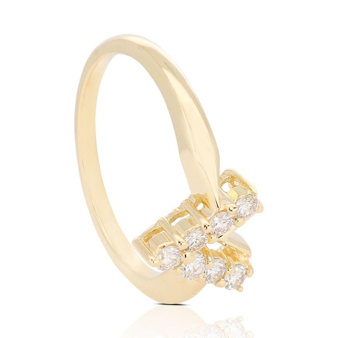 Dazzling 0.21ct V-shaped Diamond Ring set in 18K Yellow Gold In New Condition For Sale In רמת גן, IL