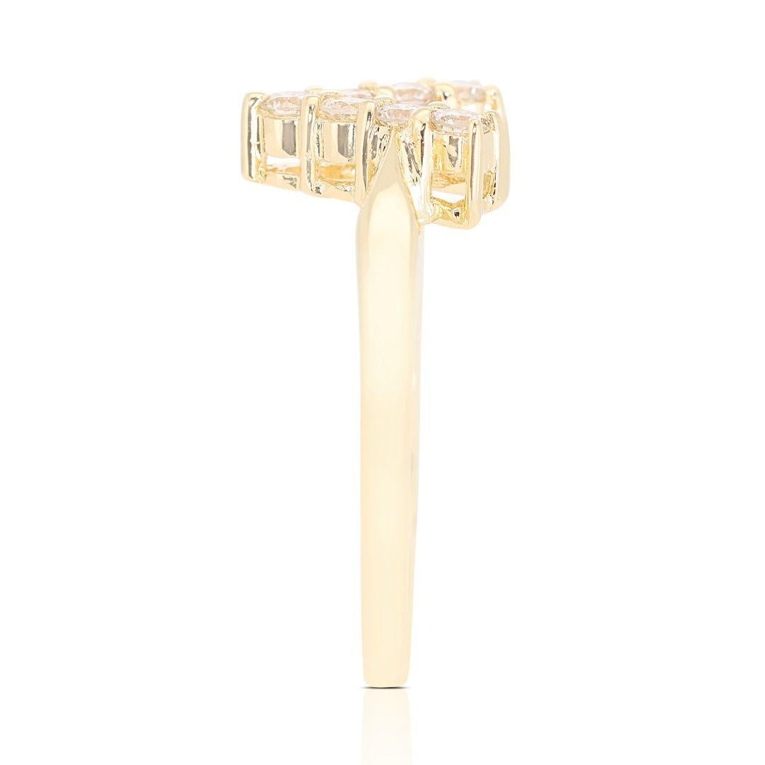 Women's Dazzling 0.21ct V-shaped Diamond Ring set in 18K Yellow Gold For Sale