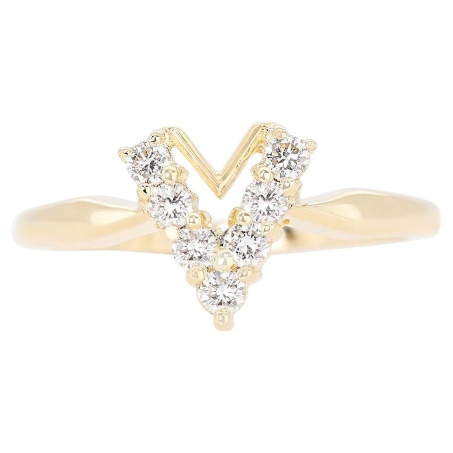 Dazzling 0.21ct V-shaped Diamond Ring set in 18K Yellow Gold For Sale