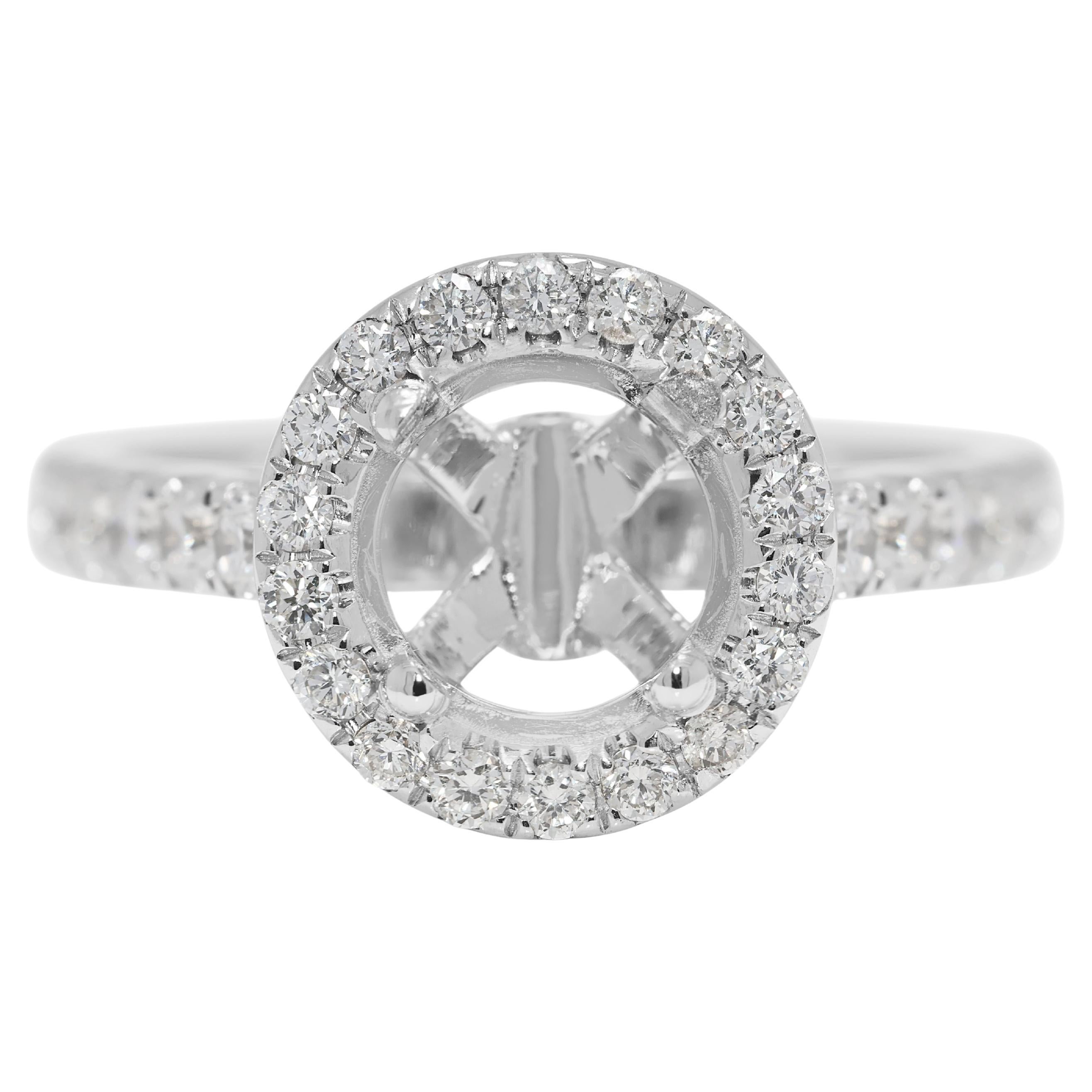 Bague éblouissante en or blanc 18 carats, sertie d
un halo de diamants de 0,38 ct.