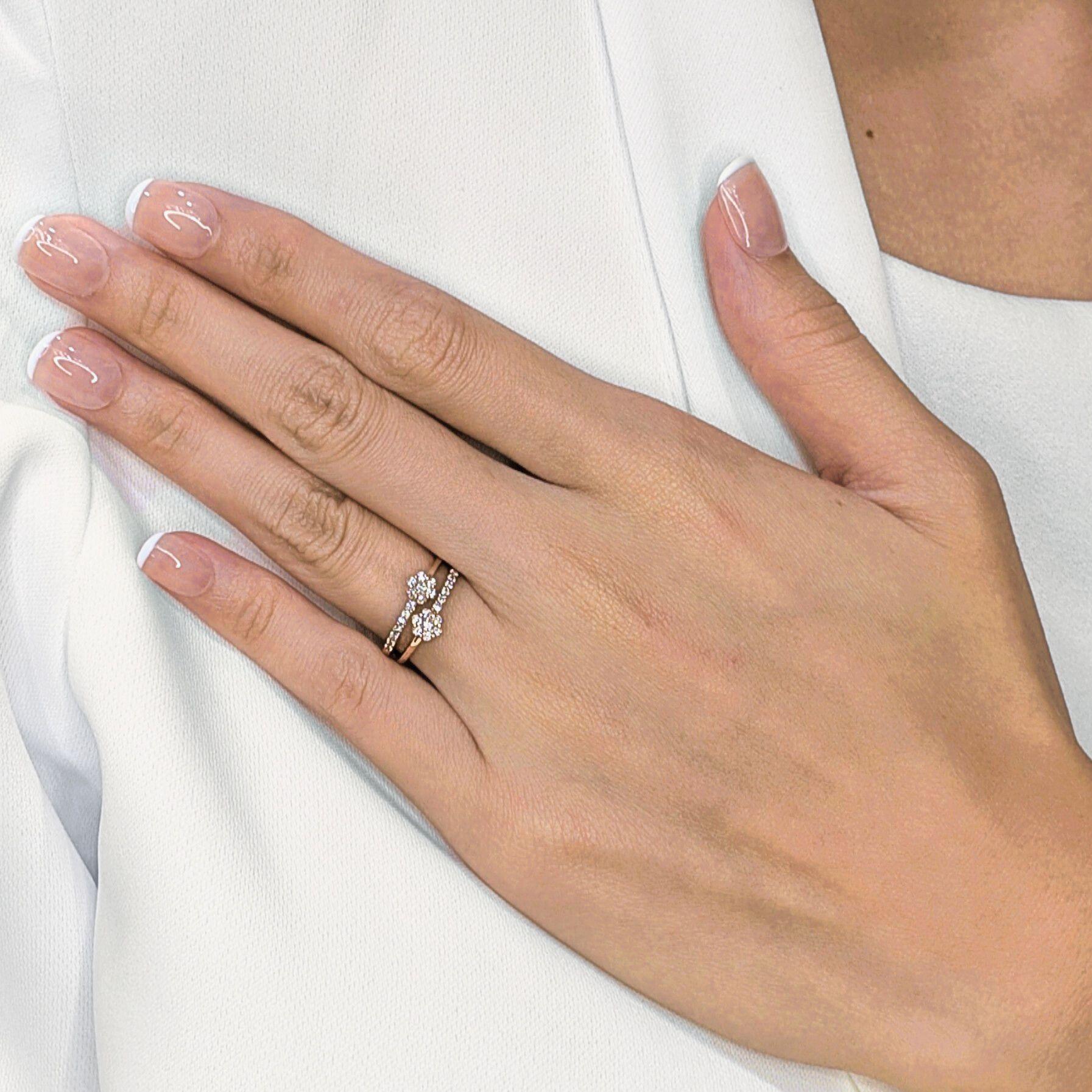 Delicato ma pieno di scintille, questo design romantico presenta 28 diamanti naturali rotondi con taglio a brillante (0,42 carati in totale, colore I, purezza VS-SI) disposti in due grappoli floreali che sbocciano con grazia alle estremità di una