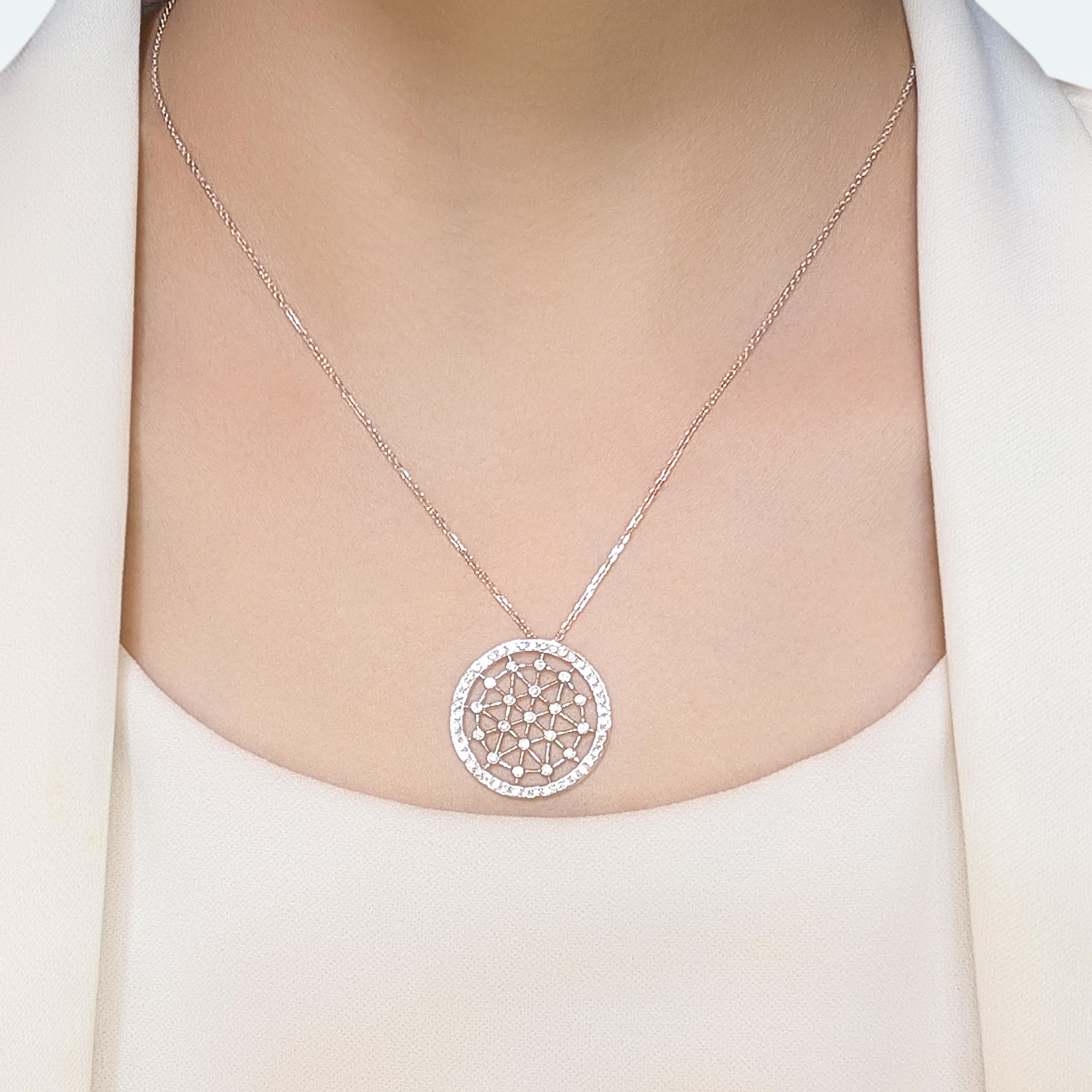 Paré d'une sophistication intemporelle, ce superbe pendentif est réalisé en or blanc 18 carats rayonnant. Avec 54 diamants ronds naturels de taille brillant d'un poids total en carats de 0,42ct, cette pièce incarne l'élégance luxueuse. Les diamants,