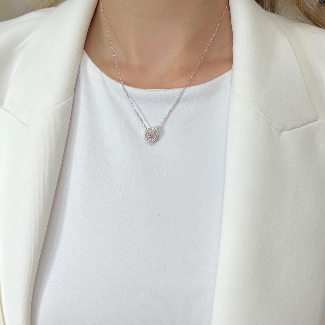 Collana con ciondolo in oro bianco 18 carati con diamanti colorati da 0,45 carati - Certificato IGI

Eleva il tuo stile con questa sofisticata collana in oro bianco 18 carati, con al centro sei squisiti diamanti tondi naturali fancy pink per un