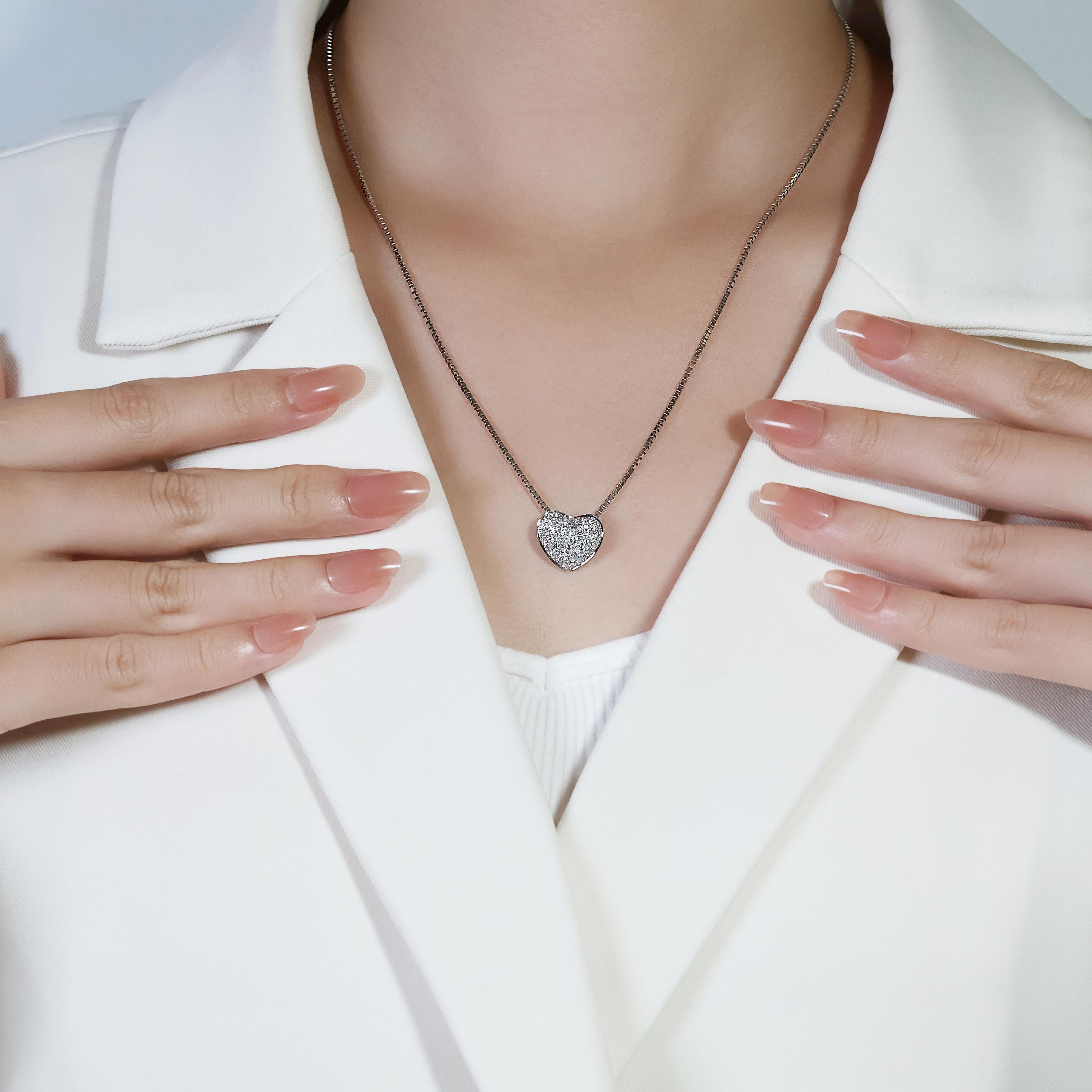 Cet exquis pendentif en forme de cœur en or blanc 18 carats est orné de 40 diamants ronds de taille brillant, d'un poids total en carats de 0,48 ct. Les diamants ont une couleur G et une pureté VS, ce qui leur confère un éclat et une brillance