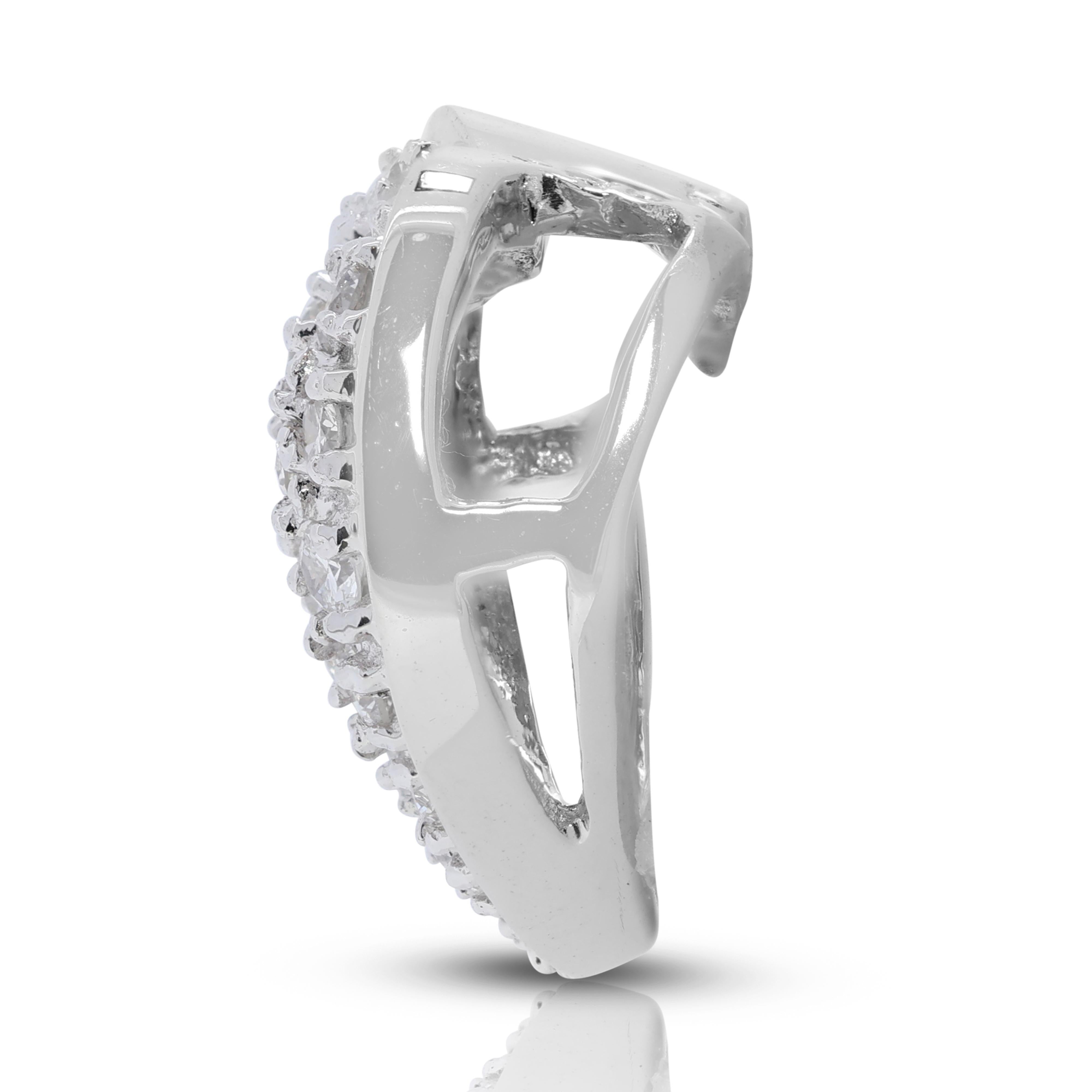 Pendentif cœur éblouissant en or blanc 18 carats avec diamants de 0,48 carat Pour femmes en vente