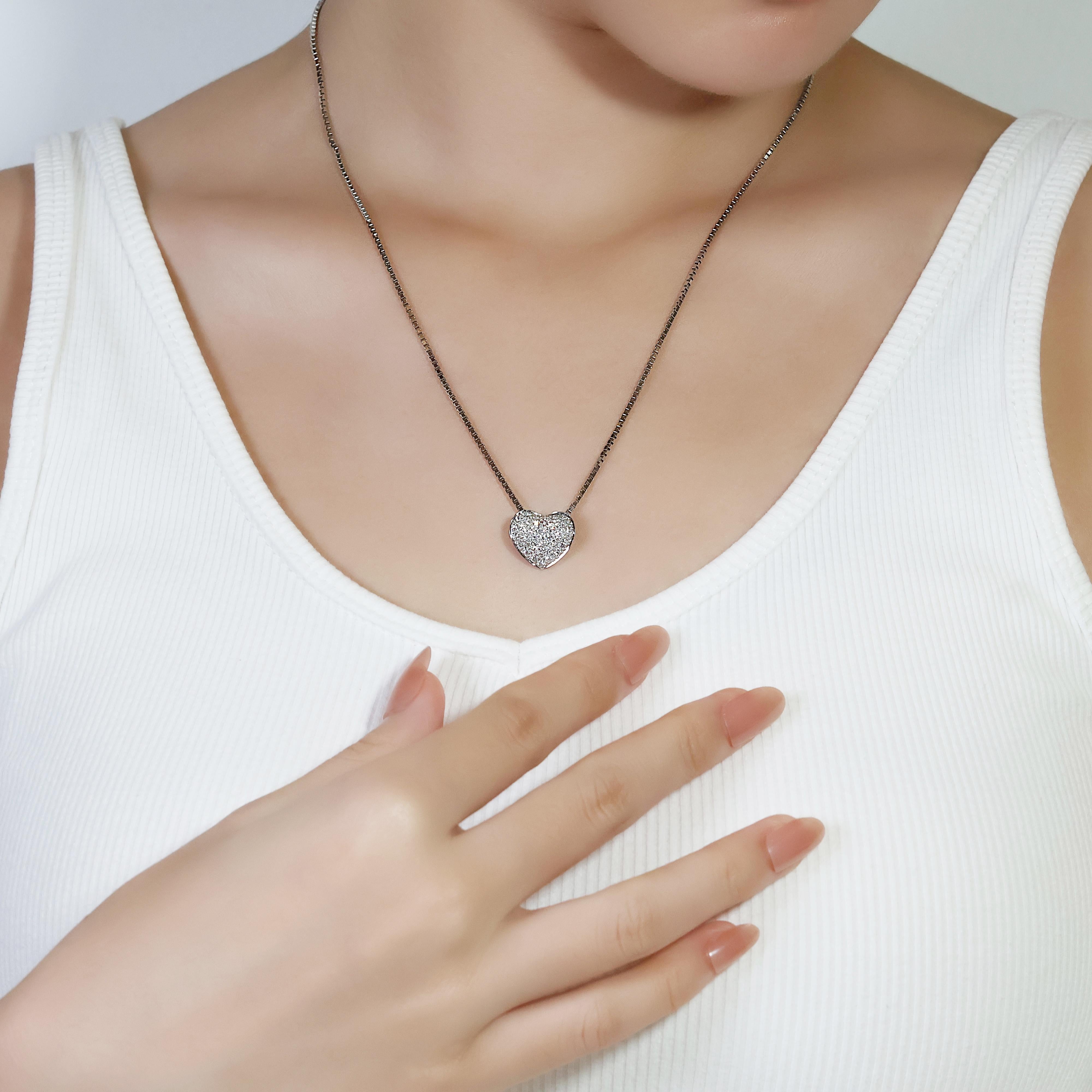 Pendentif cœur éblouissant en or blanc 18 carats avec diamants de 0,48 carat en vente 2