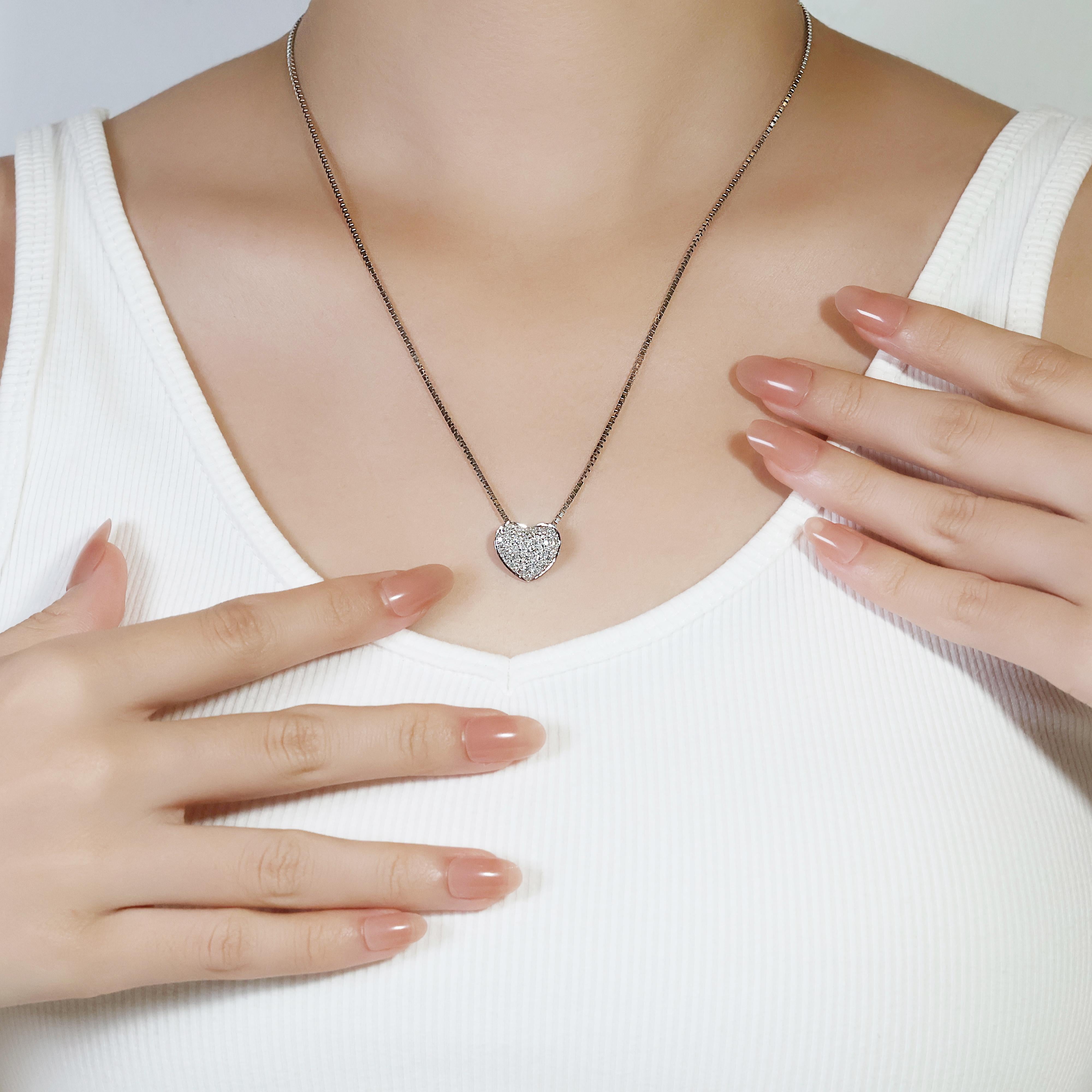 Pendentif cœur éblouissant en or blanc 18 carats avec diamants de 0,48 carat en vente 3