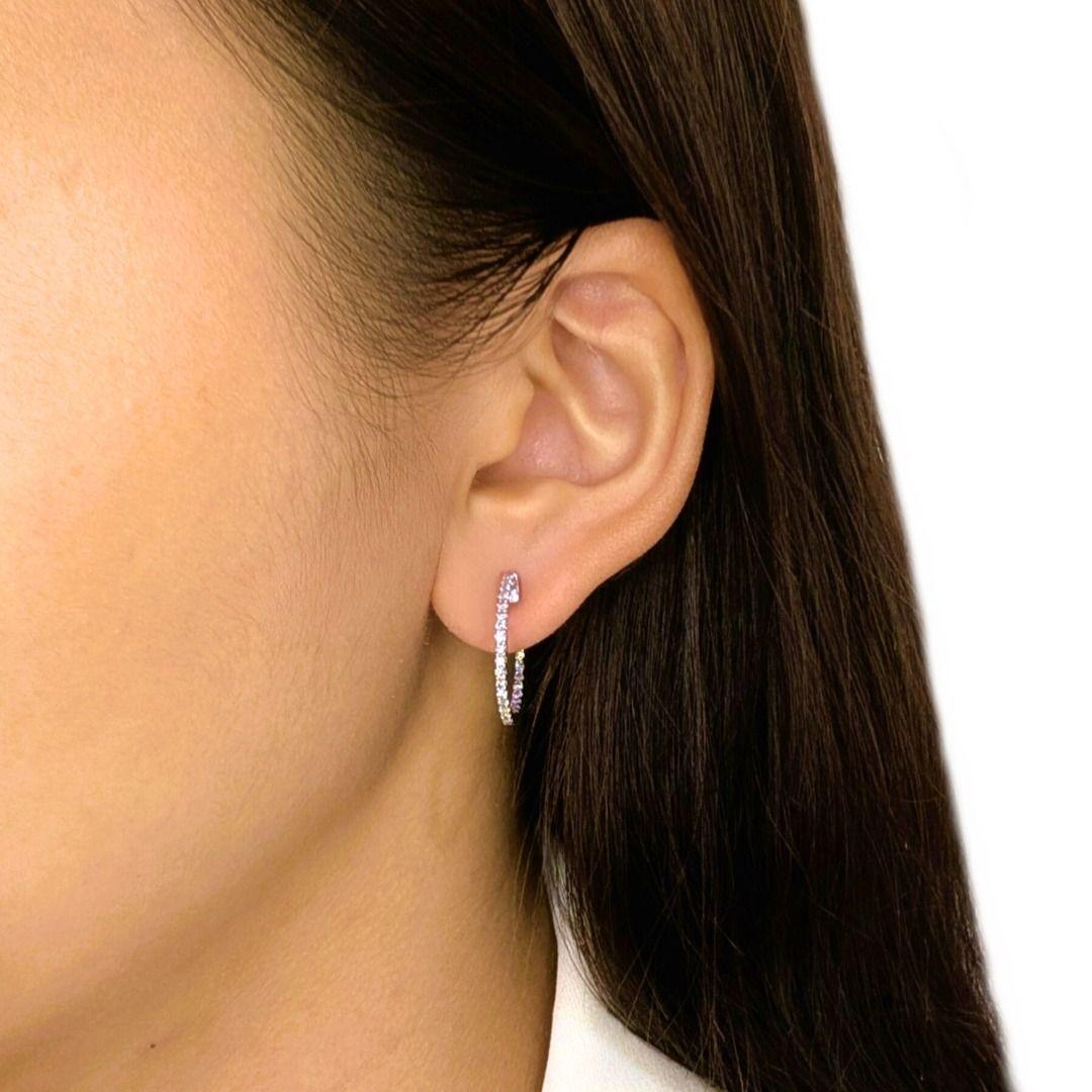Conçues avec une élégance moderne, ces boucles d'oreilles Michael Trio mettent en valeur 50 diamants naturels ronds de taille brillant totalisant 0,52ct. Chaque diamant, de couleur F-G et de pureté VS, est méticuleusement serti pour créer une ligne