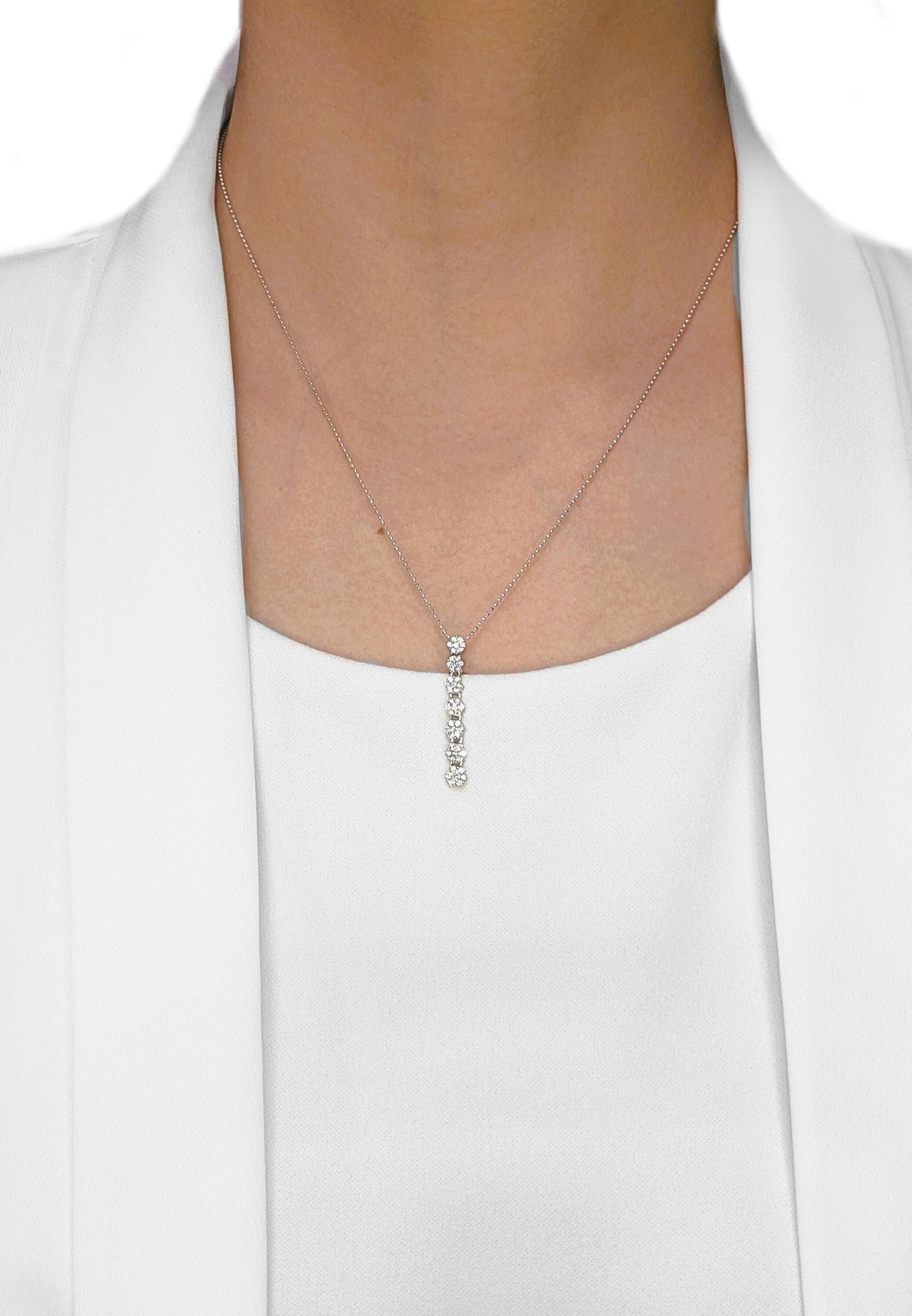 Dieser von der Reise inspirierte Anhänger ist eine atemberaubende Darstellung von Eleganz und Fortschritt. Er wurde sorgfältig aus 18 Karat Weißgold gefertigt und ist mit 49 natürlichen Diamanten im Brillantschliff von insgesamt 0,5 Karat besetzt.