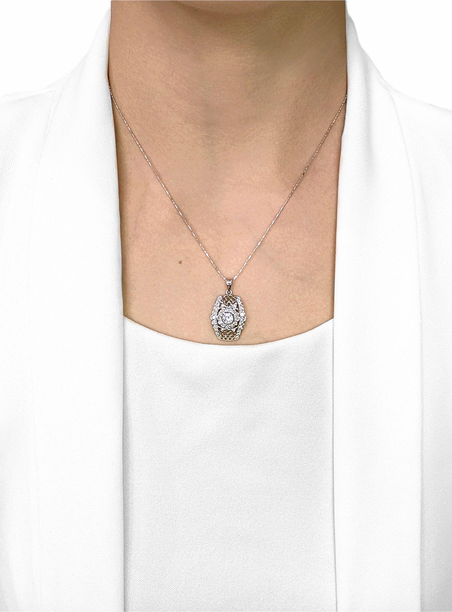 Exprimez une sophistication intemporelle avec cet élégant pendentif, finement réalisé en or blanc 18 carats lumineux. En son centre repose un diamant rond brillant de 0,25 ct (couleur G, pureté VS), rayonnant d'une brillance éclatante, tandis que 38