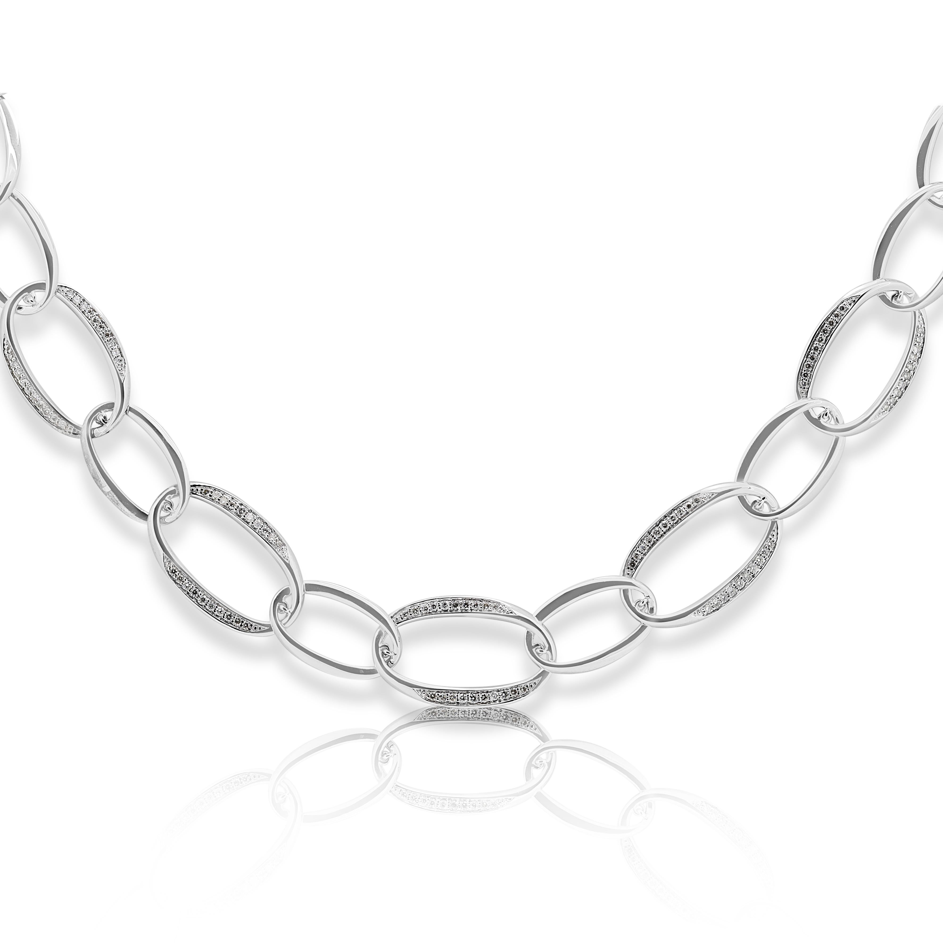 Taille ronde Collier éblouissant en or blanc 18 carats avec diamant naturel de 0,65 carat en vente