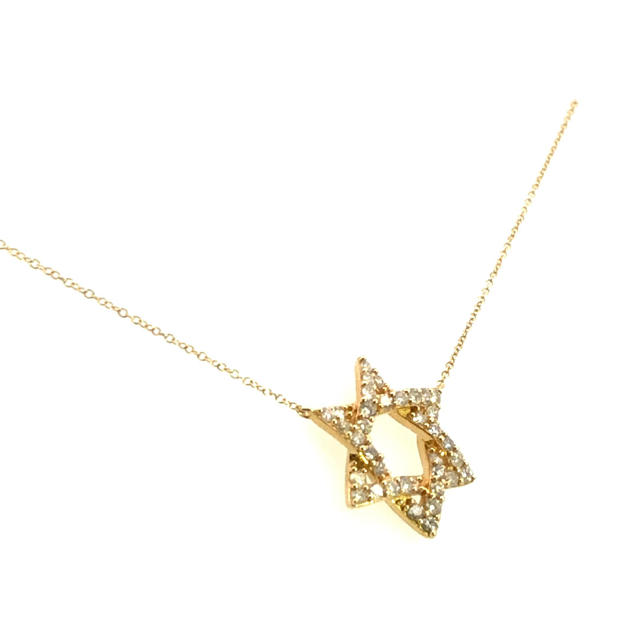 Illumina la tua fede con questa collana mozzafiato con Stella di David, realizzata in oro giallo 14 carati e impreziosita da 0,70 carati di diamanti abbaglianti. Simbolo senza tempo di eredità e spiritualità, questo squisito ciondolo è stato