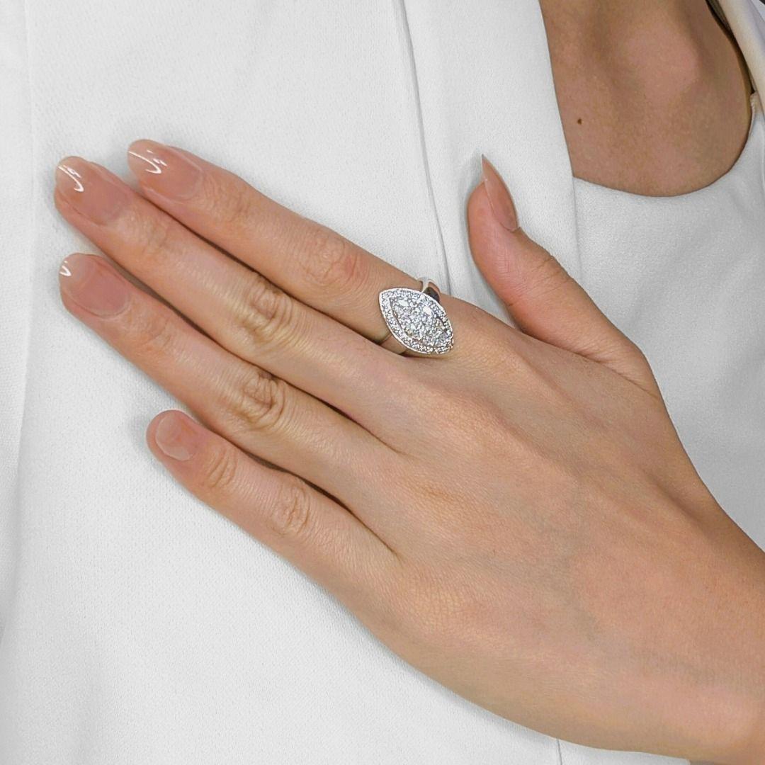Imaginez l'éclat exquis de cette bague d'occasion en or blanc 18 carats sur votre main ! Quatorze diamants taille marquise, d'une valeur totale de 0,56 carat, forment une pièce maîtresse éblouissante, leur forme allongée créant un design sophistiqué