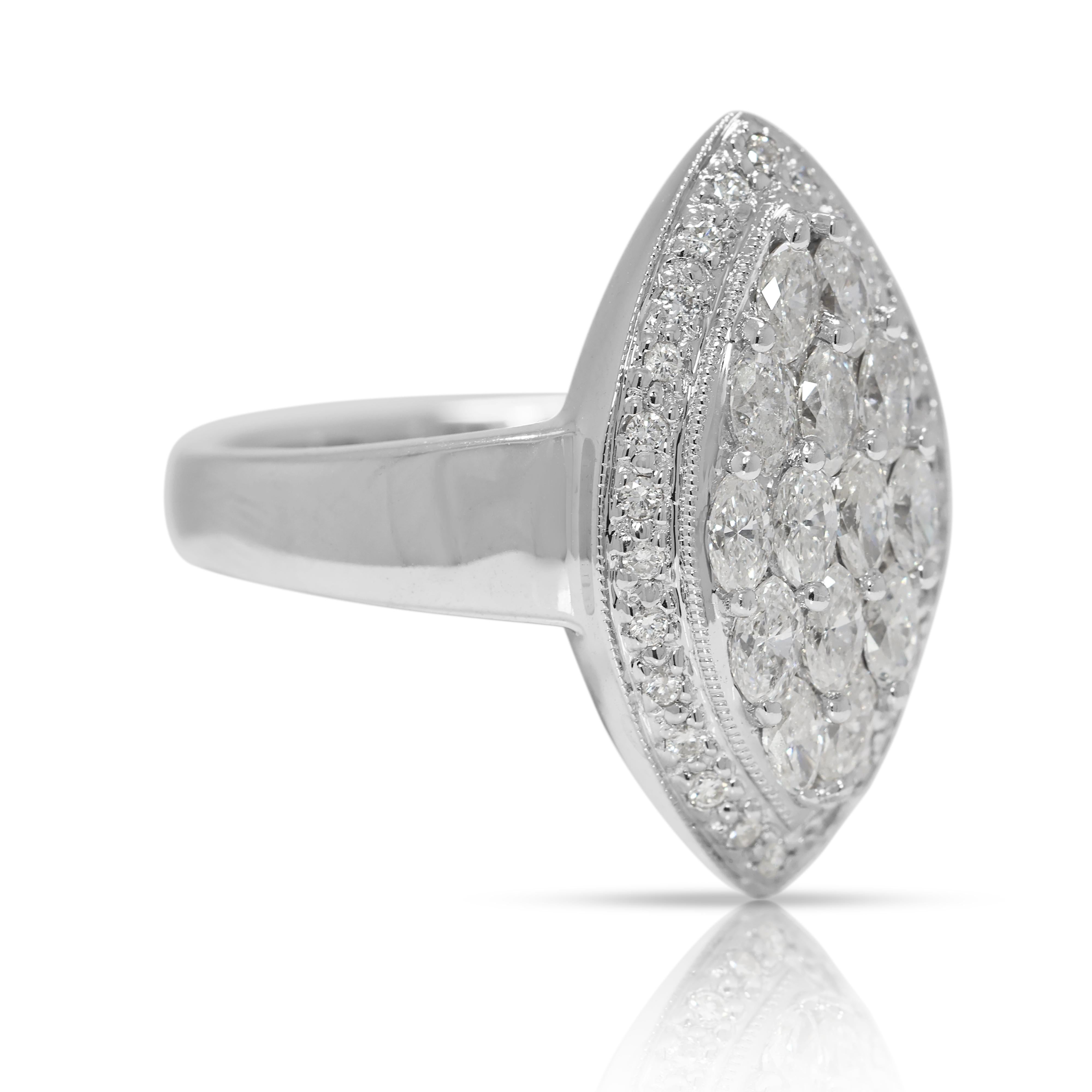 Éblouissante bague en or blanc 18 carats avec diamants naturels ronds et marquises de 0,70 carat Excellent état - En vente à רמת גן, IL