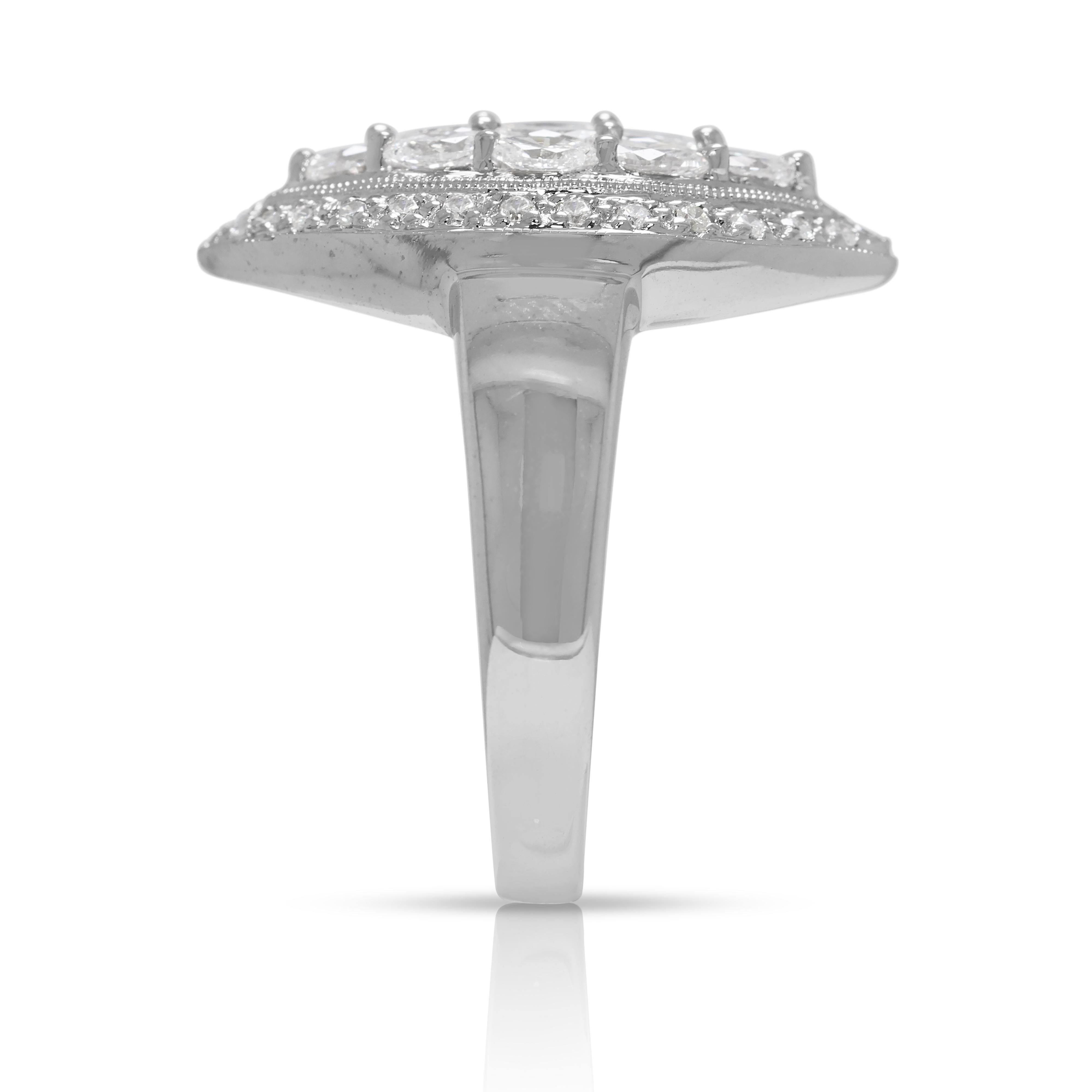 Éblouissante bague en or blanc 18 carats avec diamants naturels ronds et marquises de 0,70 carat en vente 1