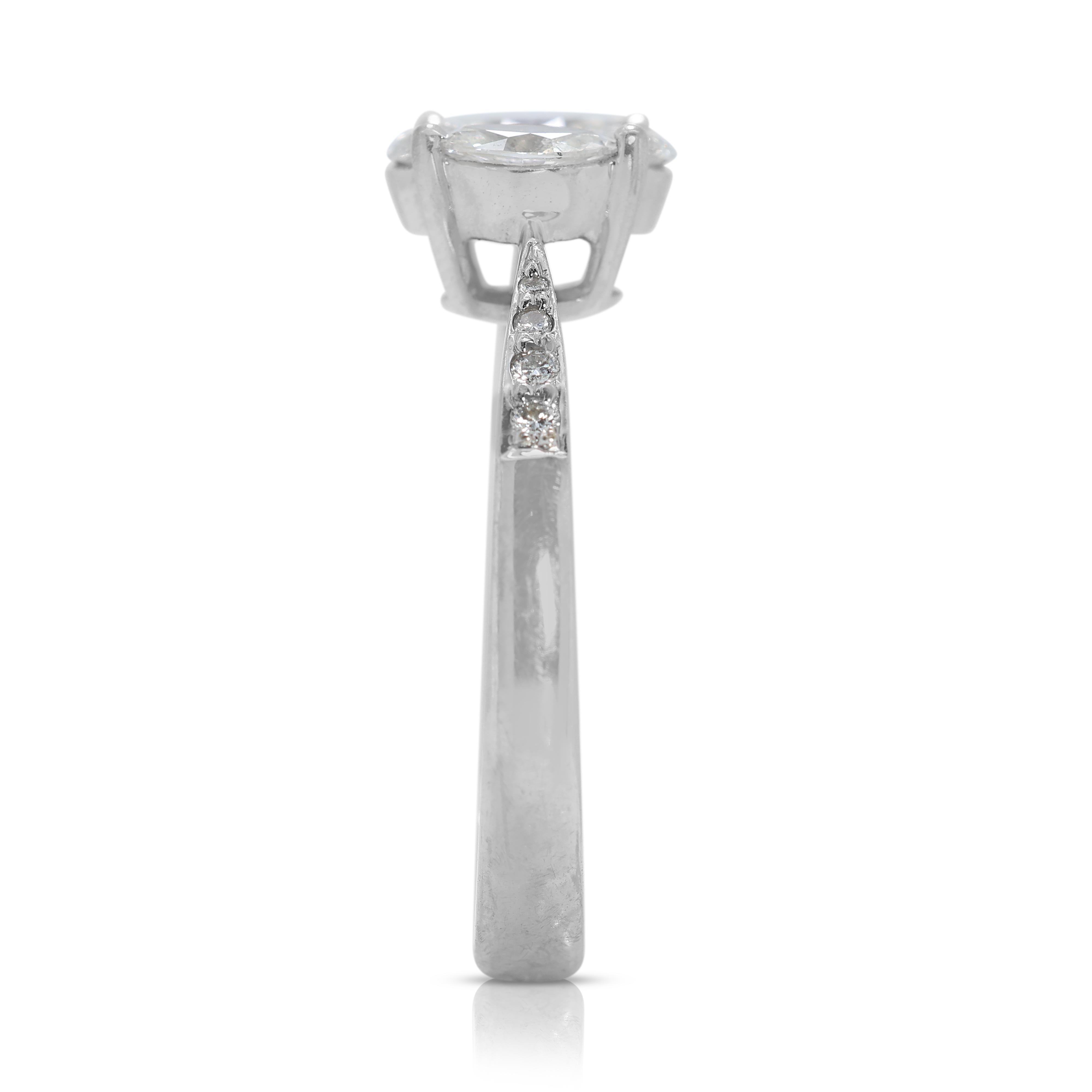 Éblouissante bague pavée de diamants naturels 0,70 carat en or blanc 18 carats en vente 1