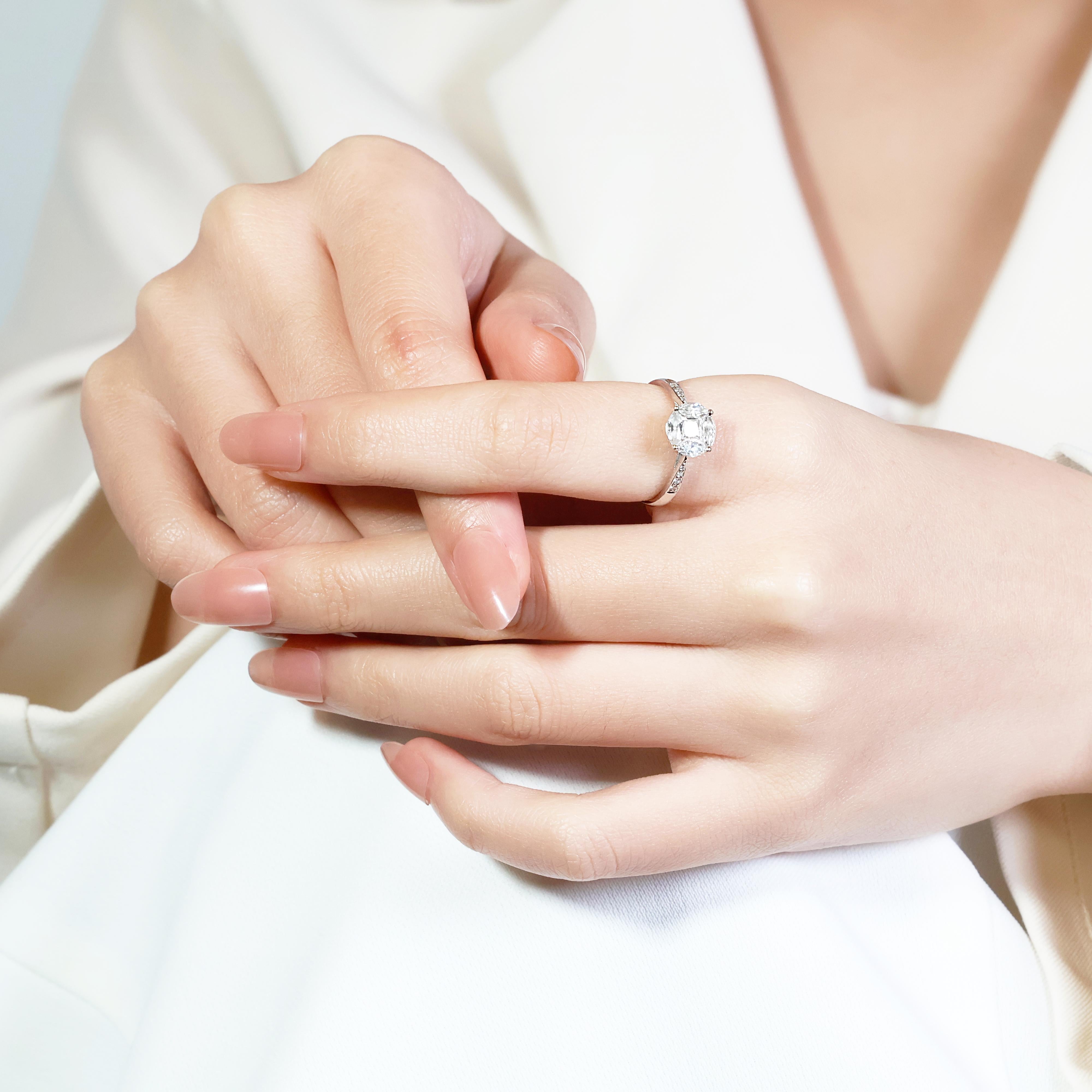 Éblouissante bague pavée de diamants naturels 0,70 carat en or blanc 18 carats en vente 3