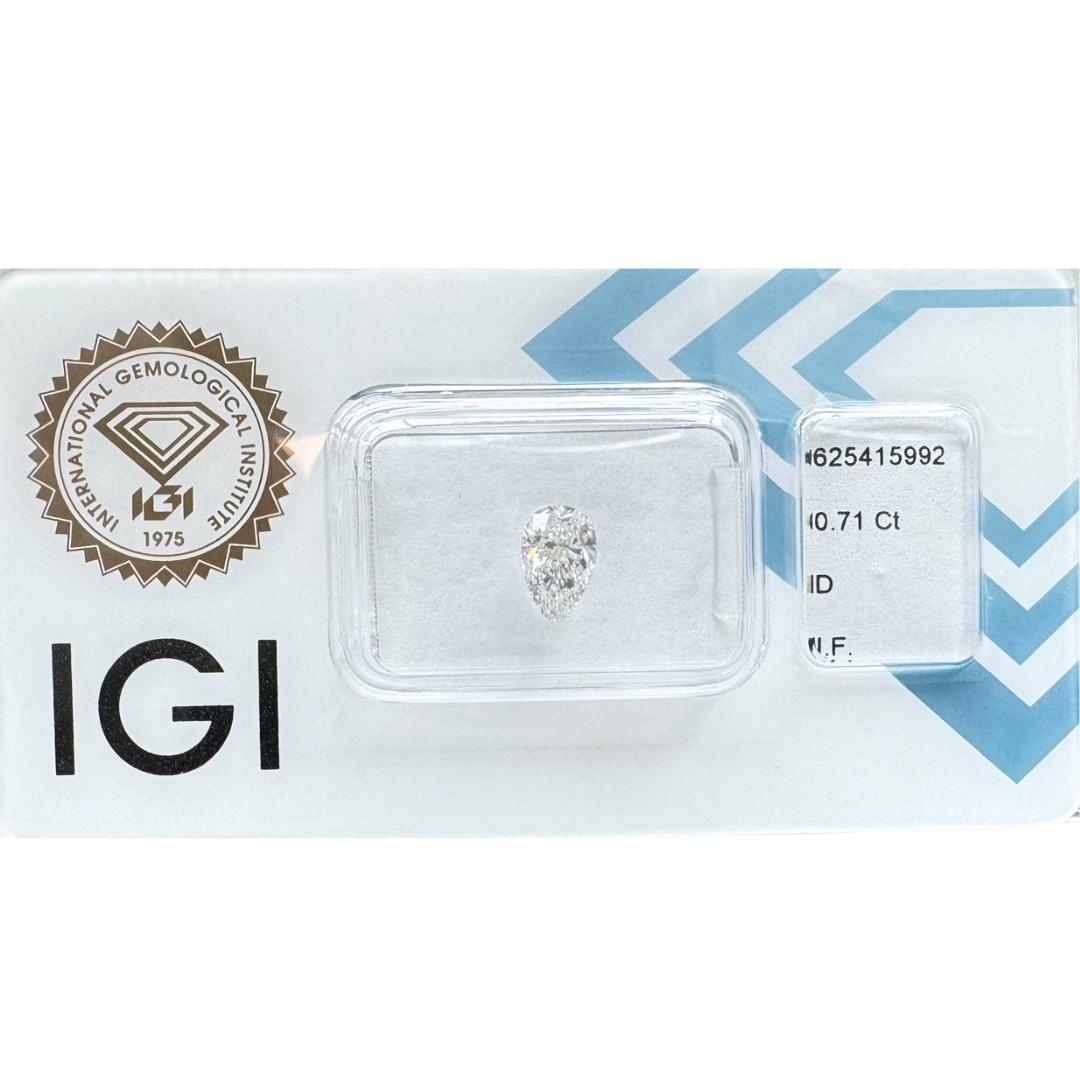 Schillernder 0,71 Karat birnenförmiger Diamant im Idealschliff - IGI-zertifiziert

Tauchen Sie ein in die atemberaubende Brillanz dieses birnenförmigen Diamanten von 0,71 Karat. Seine Birnenform verleiht ihm einen Hauch von Eleganz und