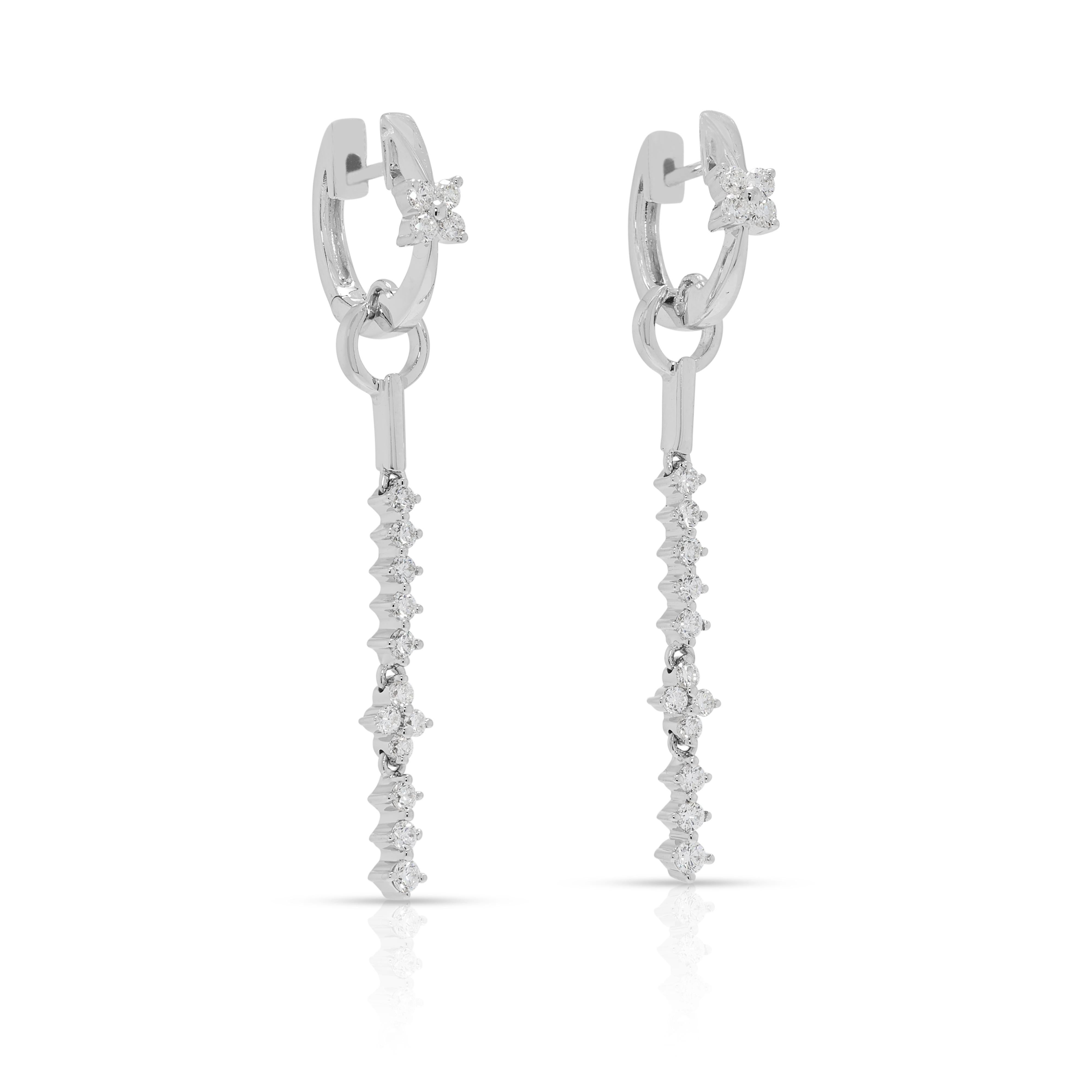 Taille ronde Boucles d'oreilles pendantes éblouissantes en or blanc 18 carats et diamant naturel de 0,72 ct. en vente