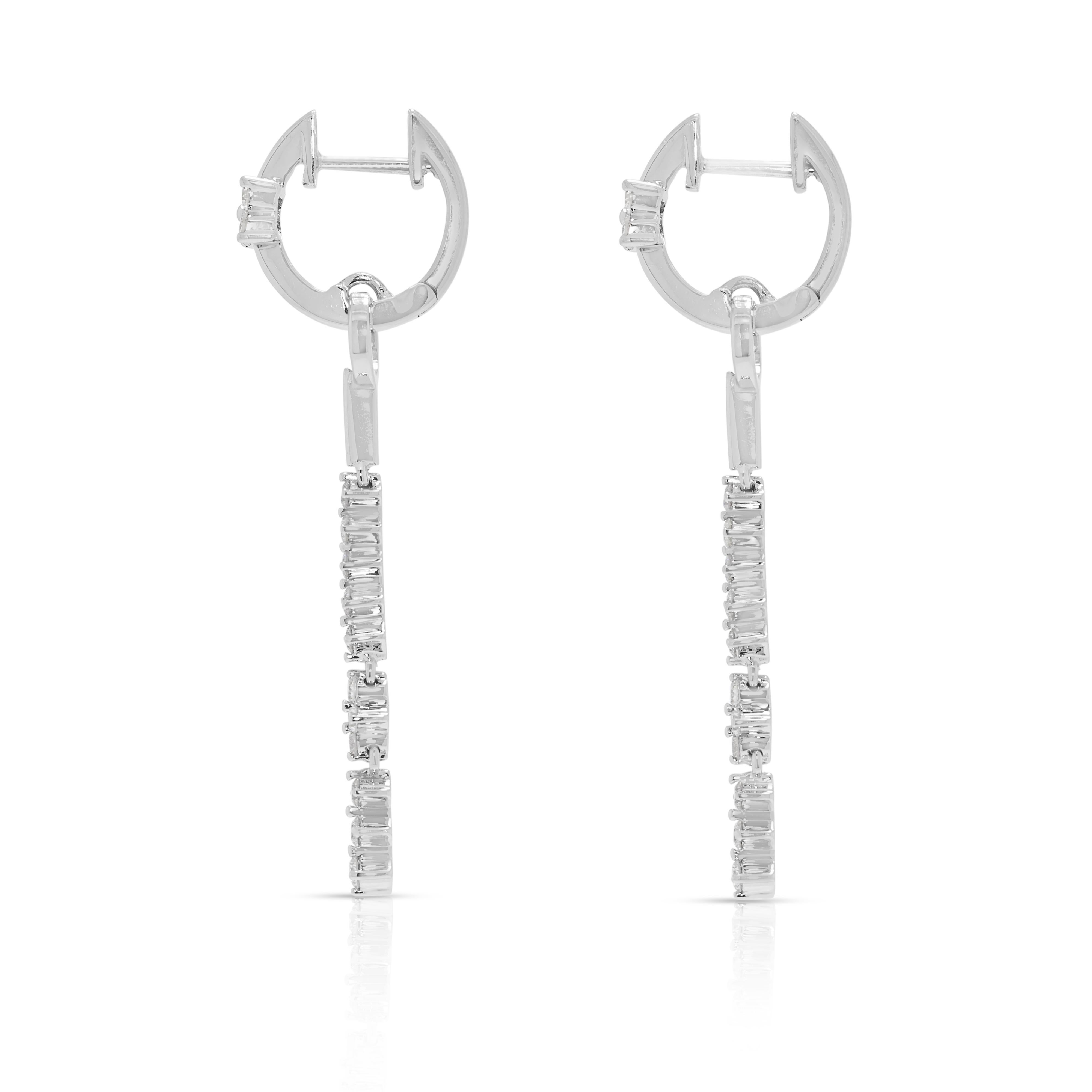 Boucles d'oreilles pendantes éblouissantes en or blanc 18 carats et diamant naturel de 0,72 ct. Pour femmes en vente