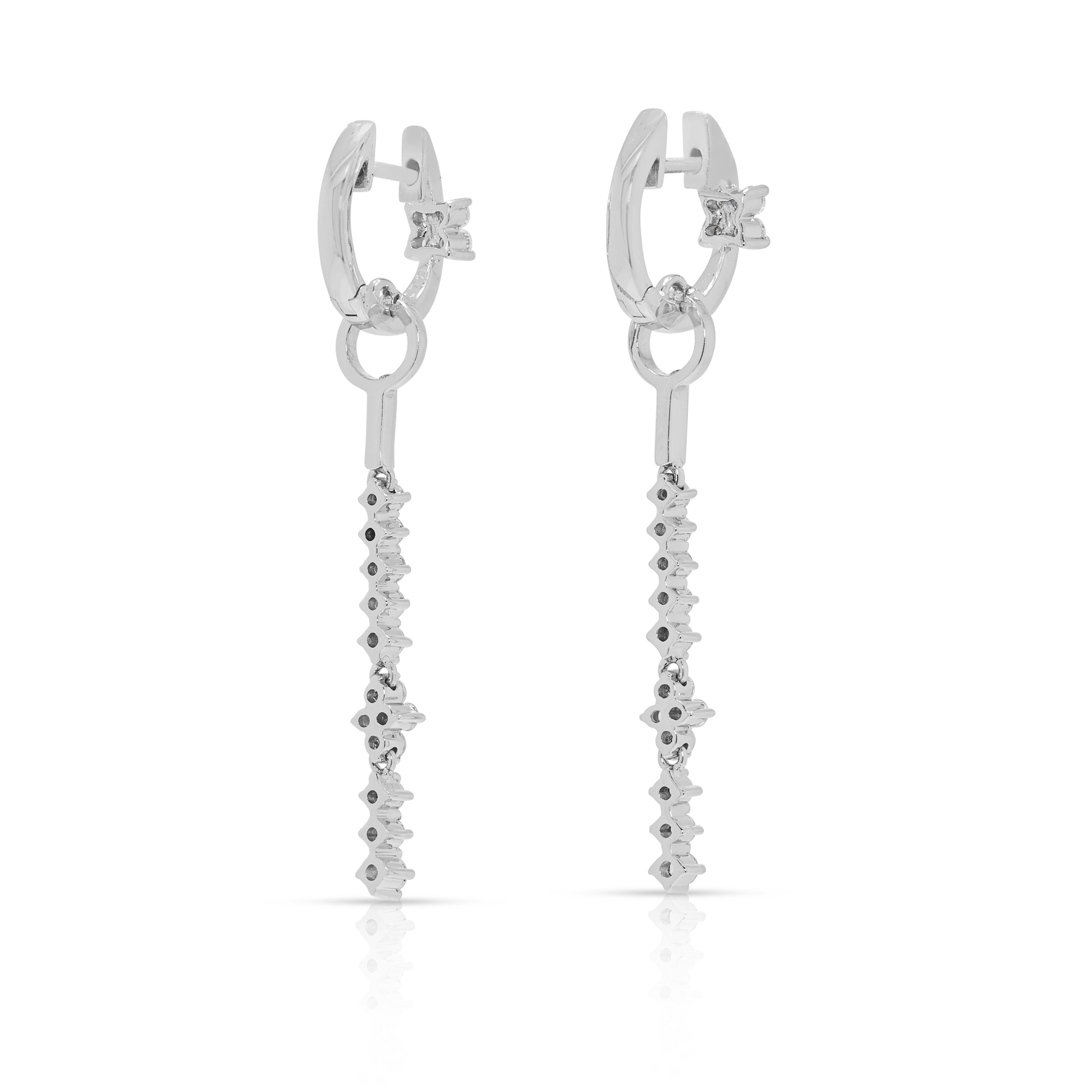 Boucles d'oreilles pendantes éblouissantes en or blanc 18 carats et diamant naturel de 0,72 ct. en vente 2