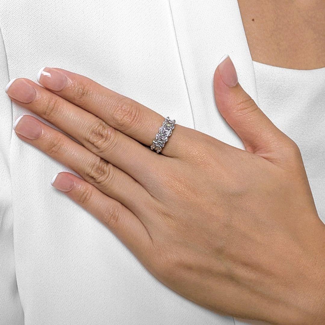 Symphonie d'éclats, cette bague comporte 12 diamants taillés en marquise et 13 diamants taillés en pointe, totalisant 0,75ct de couleur G-H et de pureté VS. L'agencement complexe crée un jeu de lumière dynamique sur l'ensemble de la bande, le tout