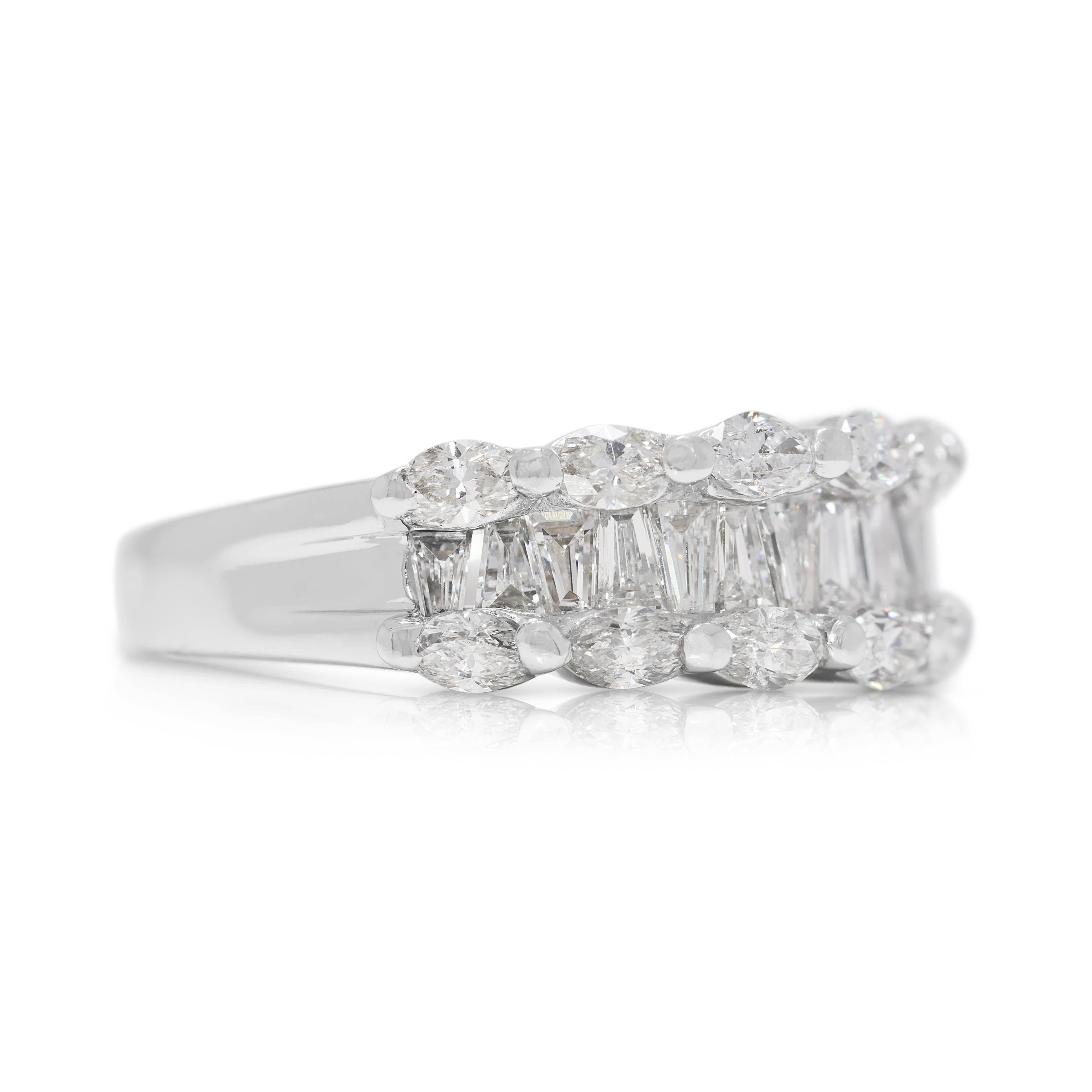 Taille Marquise Bague éblouissante en or blanc 18 carats de 0,75 ct de diamants taillés en marquise et en pointe en vente