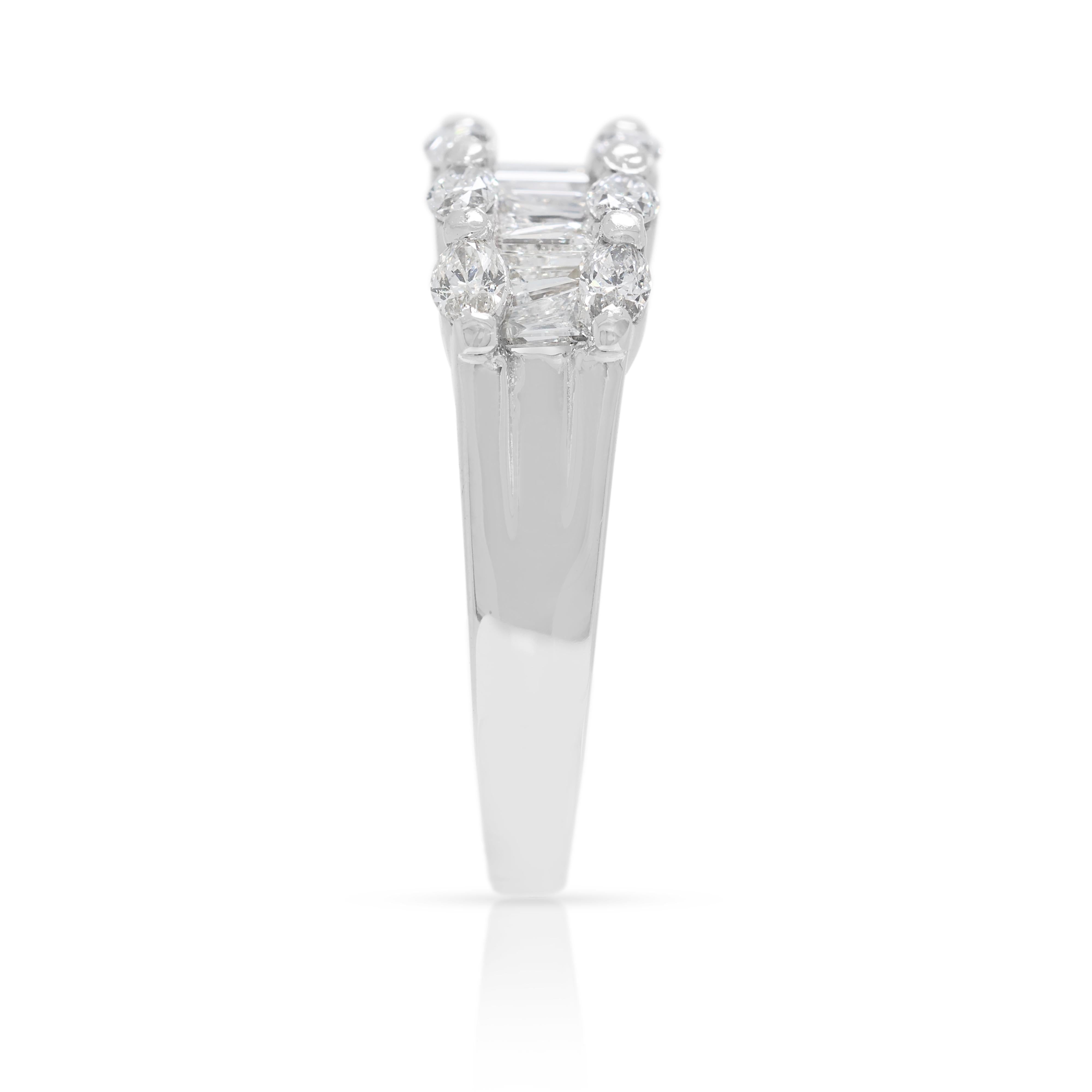 Bague éblouissante en or blanc 18 carats de 0,75 ct de diamants taillés en marquise et en pointe Pour femmes en vente