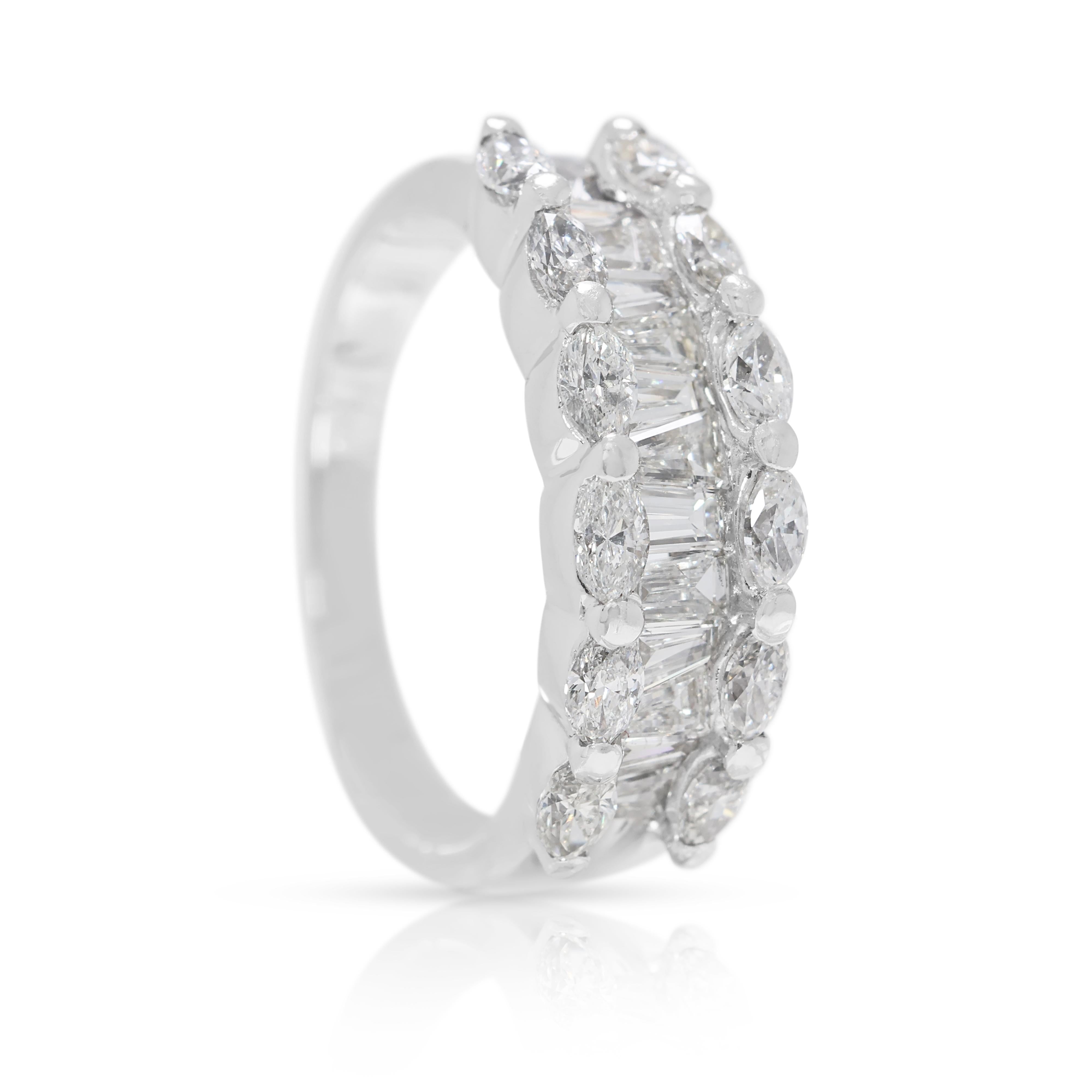Bague éblouissante en or blanc 18 carats de 0,75 ct de diamants taillés en marquise et en pointe en vente 1