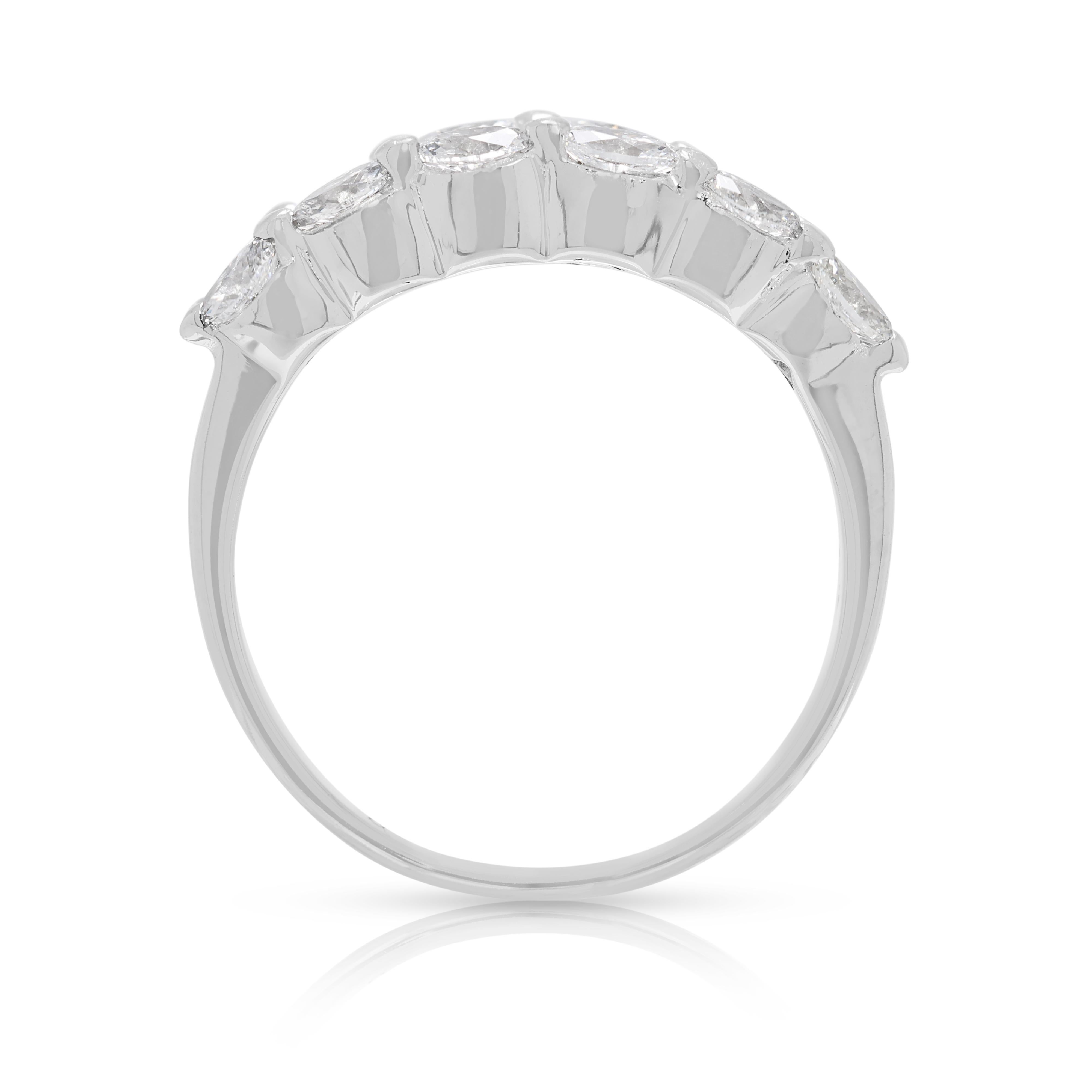 Bague éblouissante en or blanc 18 carats de 0,75 ct de diamants taillés en marquise et en pointe en vente 2