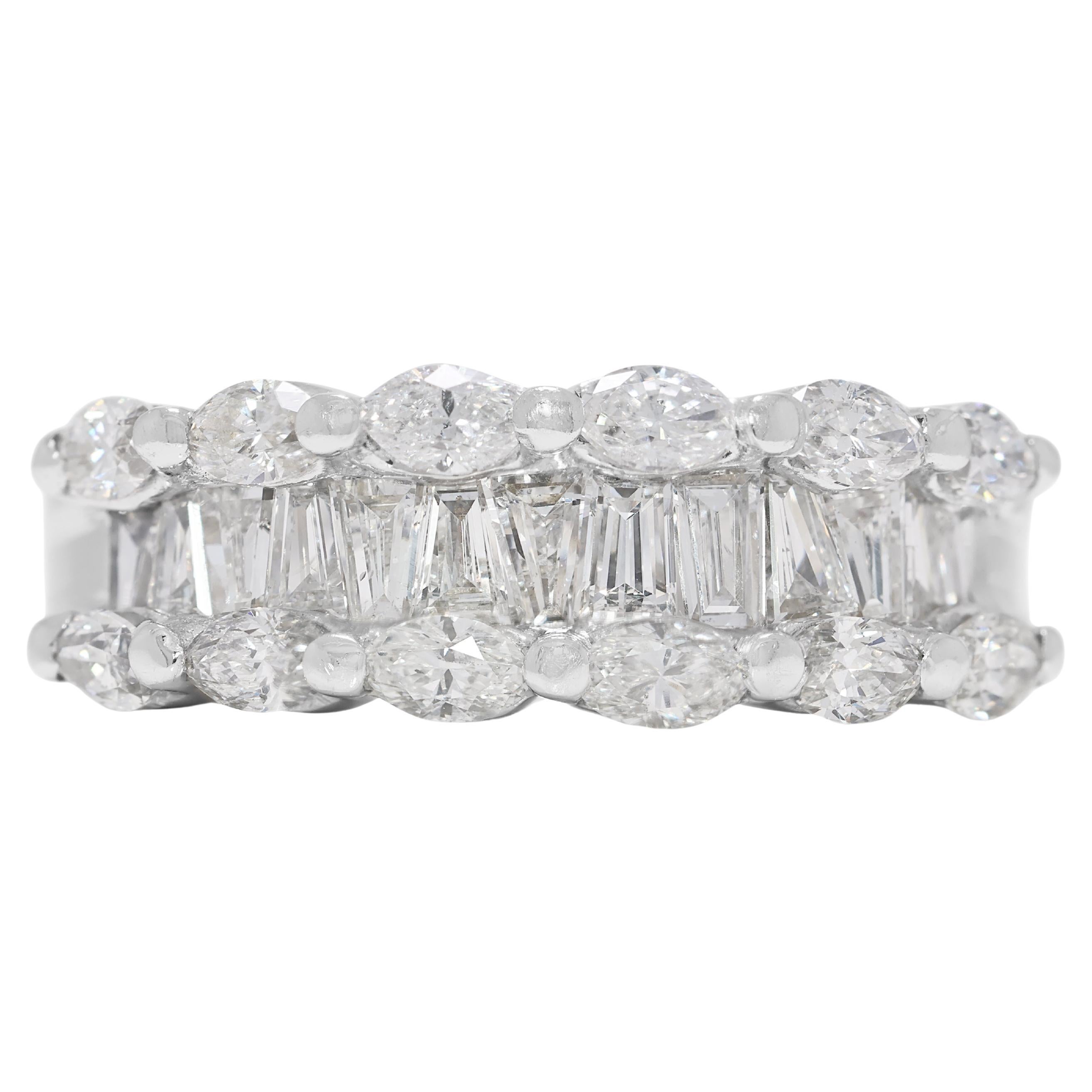 Bague éblouissante en or blanc 18 carats de 0,75 ct de diamants taillés en marquise et en pointe en vente