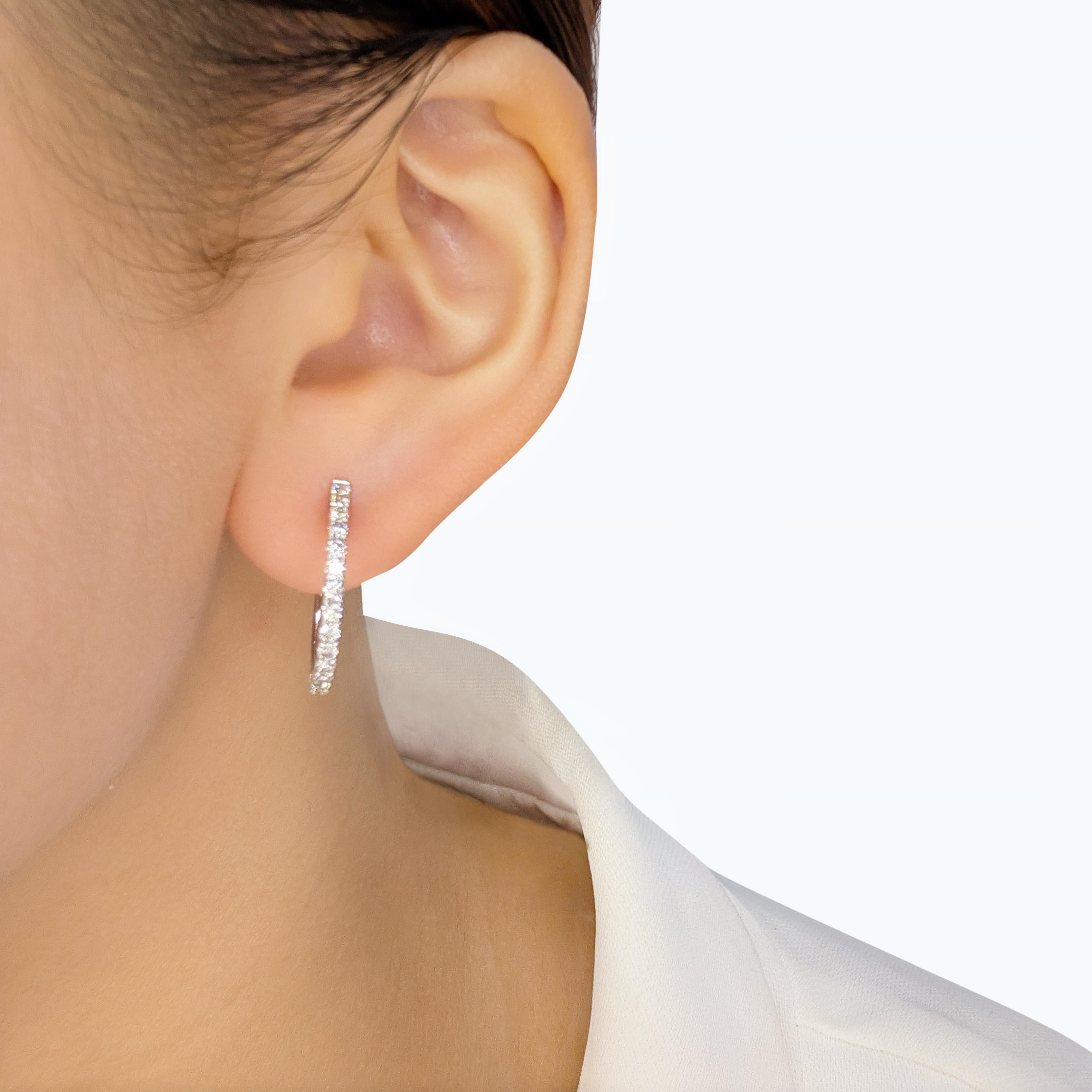 Diese gebrauchten Ohrringe sind der Inbegriff von zeitloser Eleganz und Raffinesse. Sie sind aus luxuriösem 18-karätigem Weißgold gefertigt und verfügen über 30 runde, natürliche Brillanten mit einem Gesamtkaratgewicht von 0,75ct. Die Diamanten, die