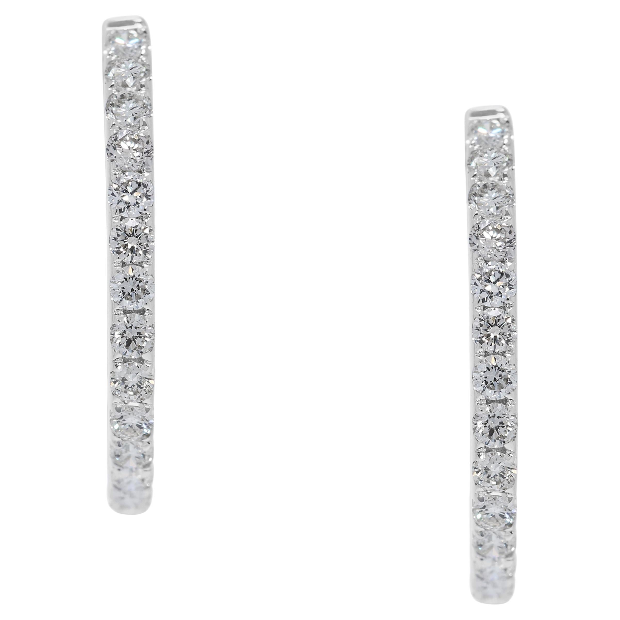Boucles d'oreilles éblouissantes en or blanc 18 carats et diamants naturels de 0,75 ct.