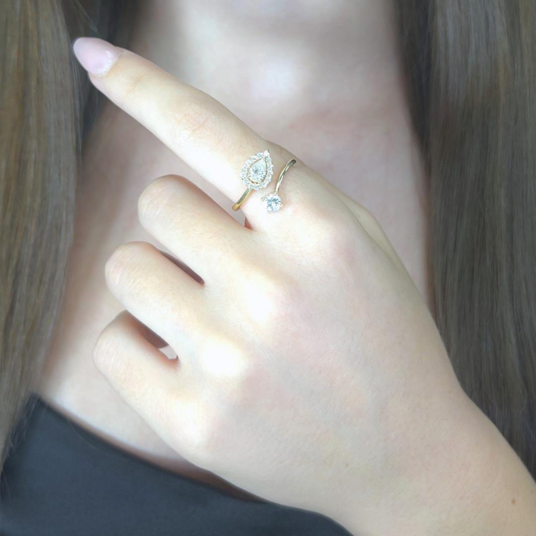 Deslumbrante Anillo de Diamantes Naturales de 0,78ct en Oro Blanco de 14k - Certificado IGI

Este anillo de oro amarillo de 14 quilates es una radiante mezcla de encanto y artesanía. Presenta un diamante en forma de pera de 0,35 ct delicadamente