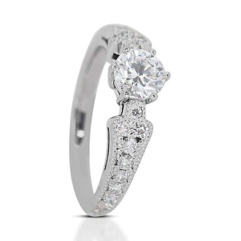 Dazzling 0.8 Carat Round Diamond Ring with Halo in 18K White Gold In New Condition For Sale In רמת גן, IL