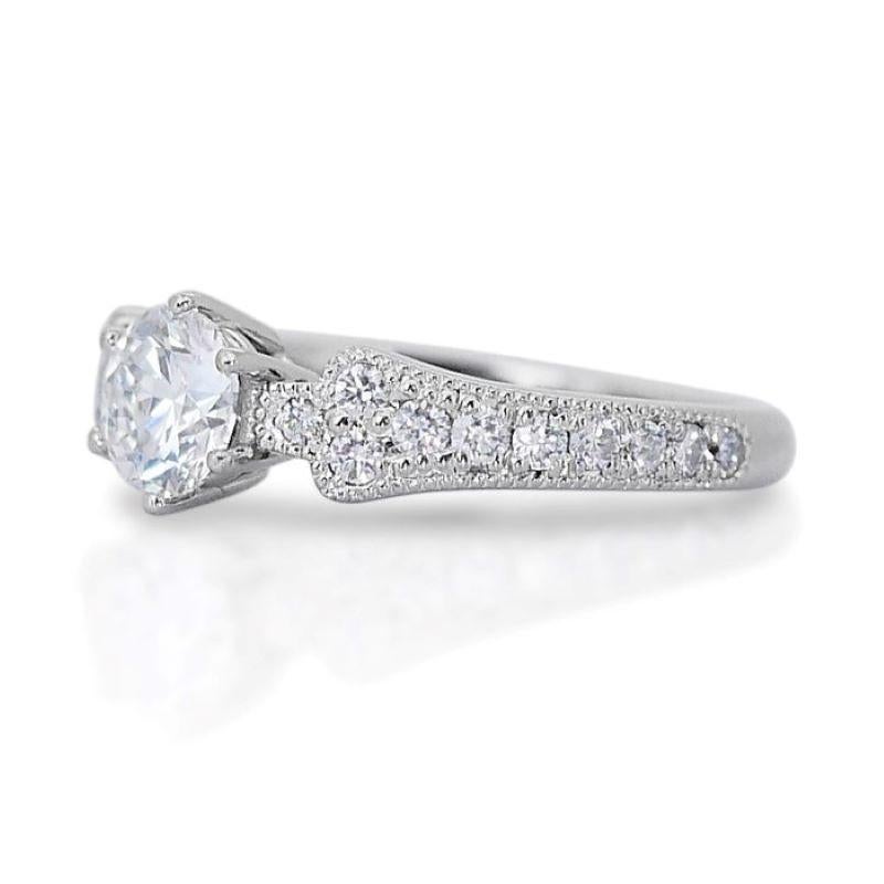 Dazzling 0.8 Carat Round Diamond Ring with Halo in 18K White Gold For Sale 1