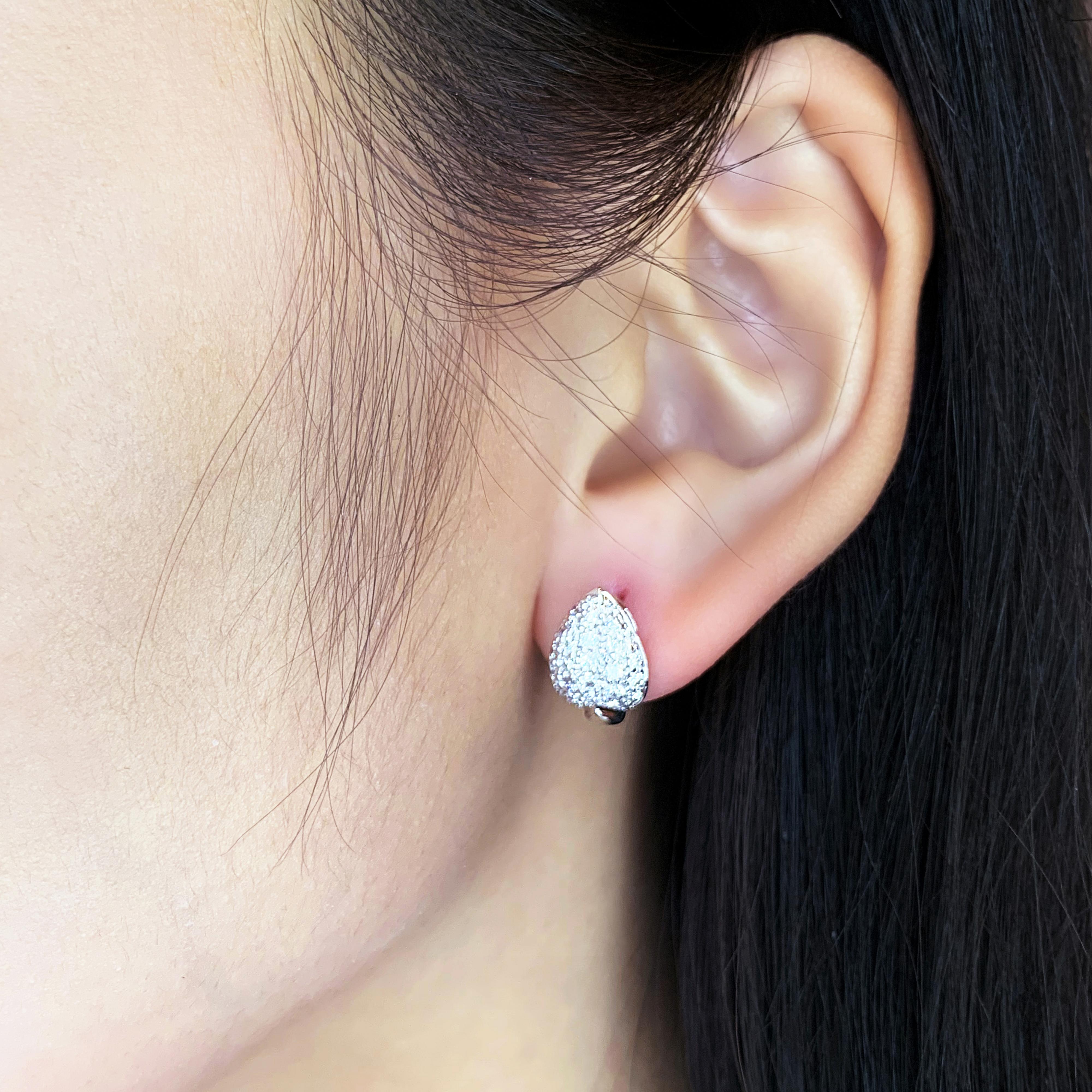 Eleganza con questi splendidi orecchini in oro bianco 18 carati, con 56 diamanti tondi brillanti naturali per un peso totale di 0,84 carati. Ogni diamante vanta una gradazione di colore G e una purezza VS, assicurando una brillantezza e una purezza