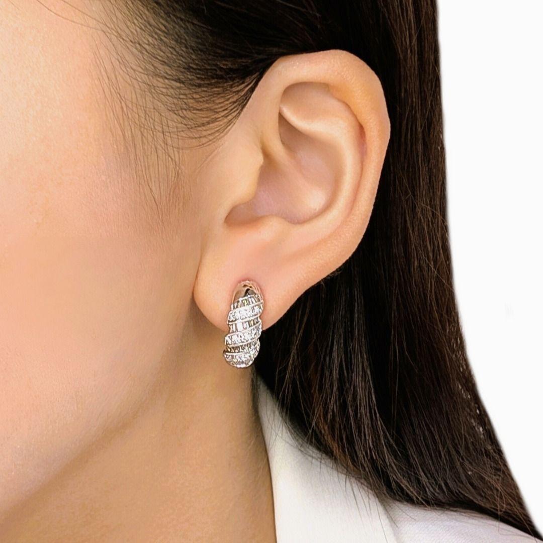 Eleva il tuo stile con questi nuovi e lussuosi orecchini a cerchio, meticolosamente realizzati in radioso oro bianco 18 carati. Ogni orecchino presenta un design intricato, con un totale di 30 diamanti tondi brillanti naturali e 72 diamanti naturali